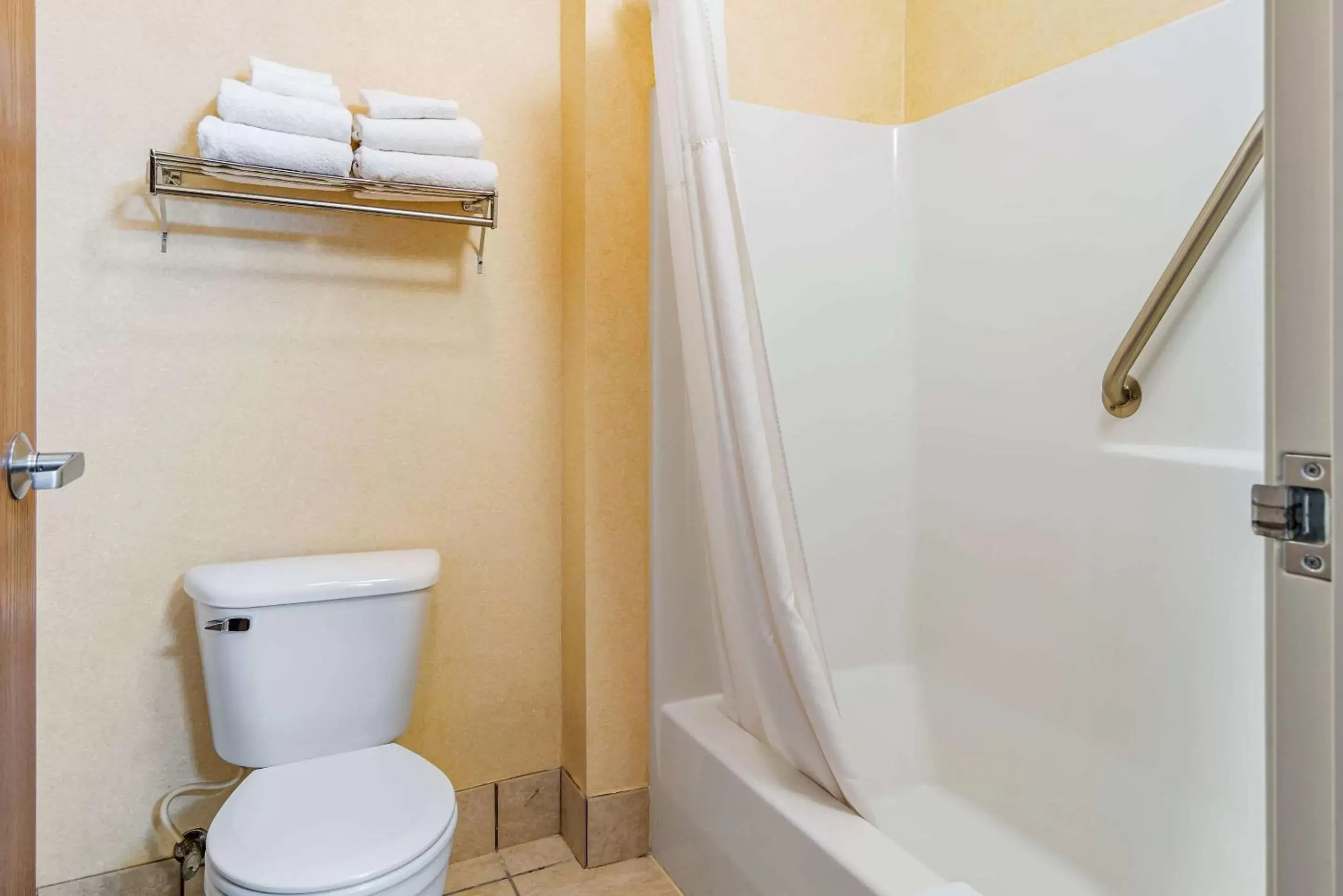 Bathroom in Quality Inn Bend North Bathroom in Quality Inn Bend North