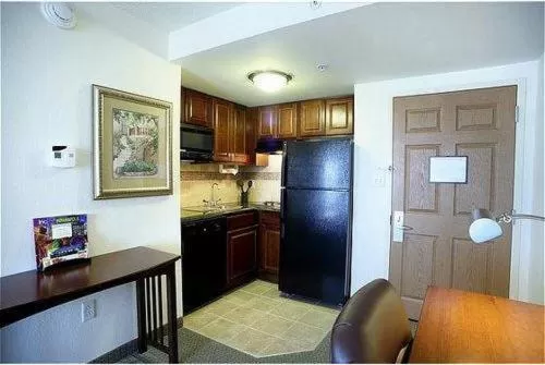 Dining area in Staybridge Suites Indianapolis Downtown-Convention Center by IHG
