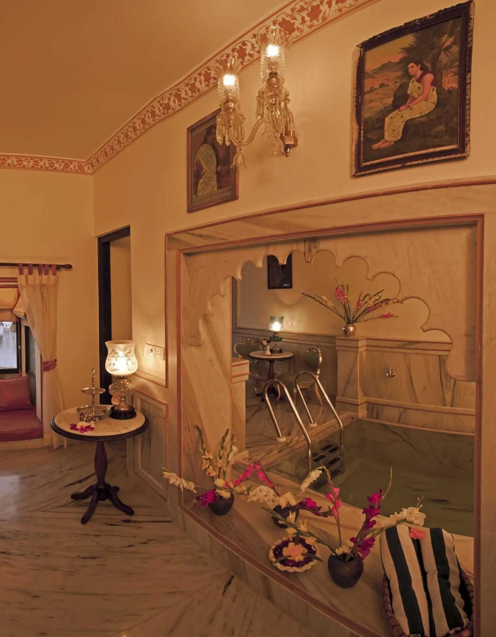 Swimming pool in Hotel Udai Kothi