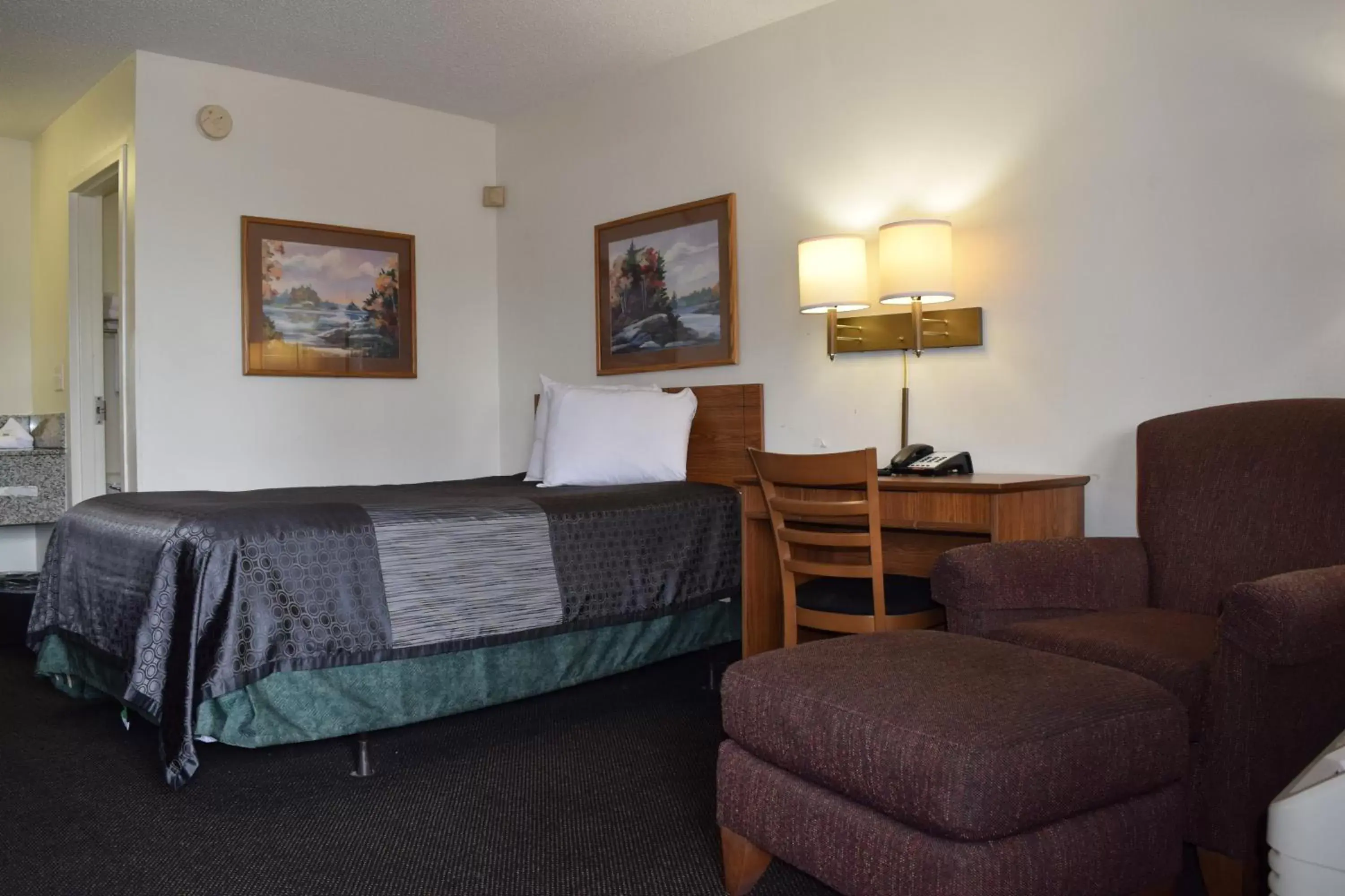 Bedroom, Bed in Value Inn - Livonia