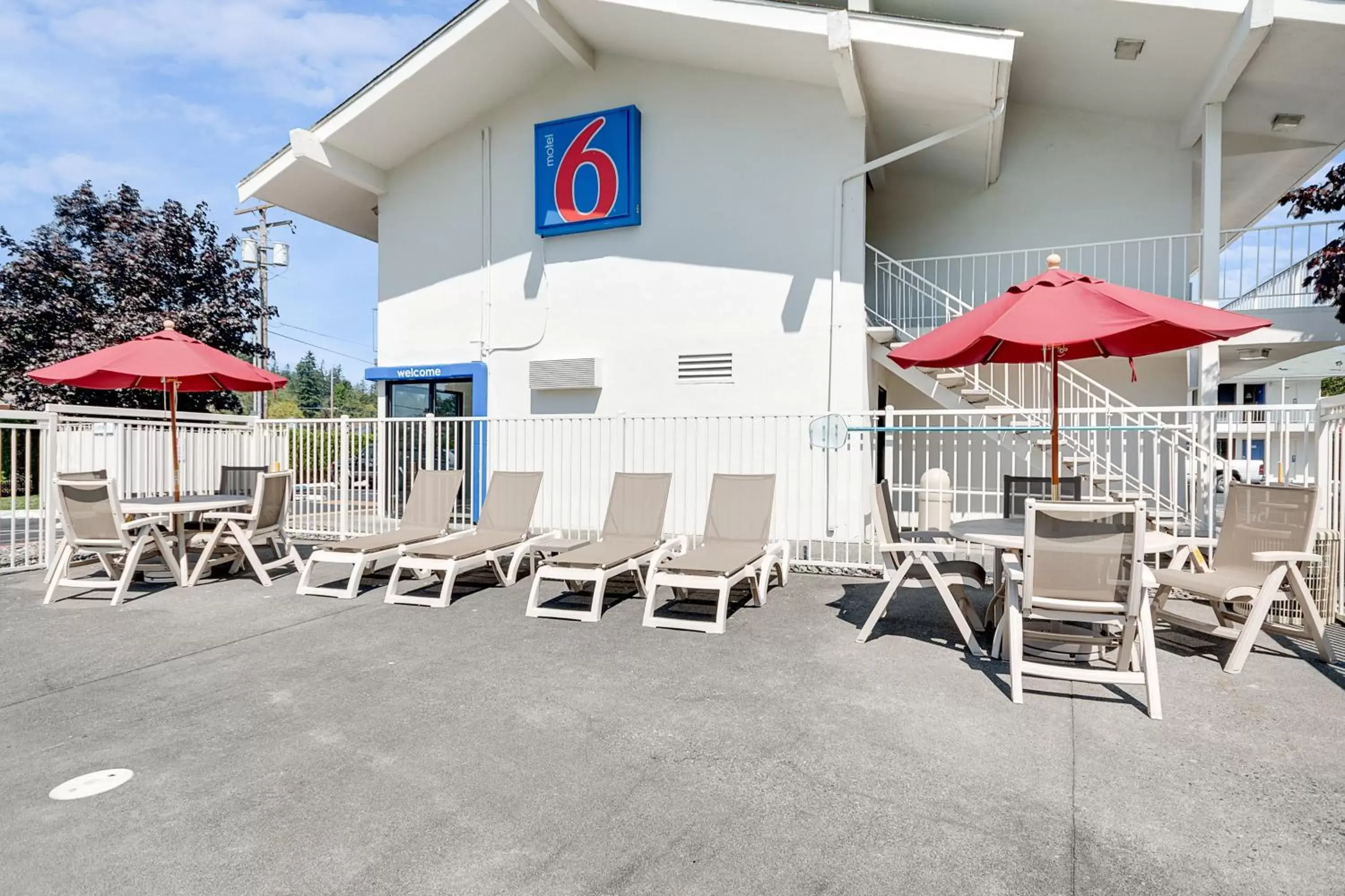 Facade/entrance, Patio/Outdoor Area in Motel 6-Bellingham, WA