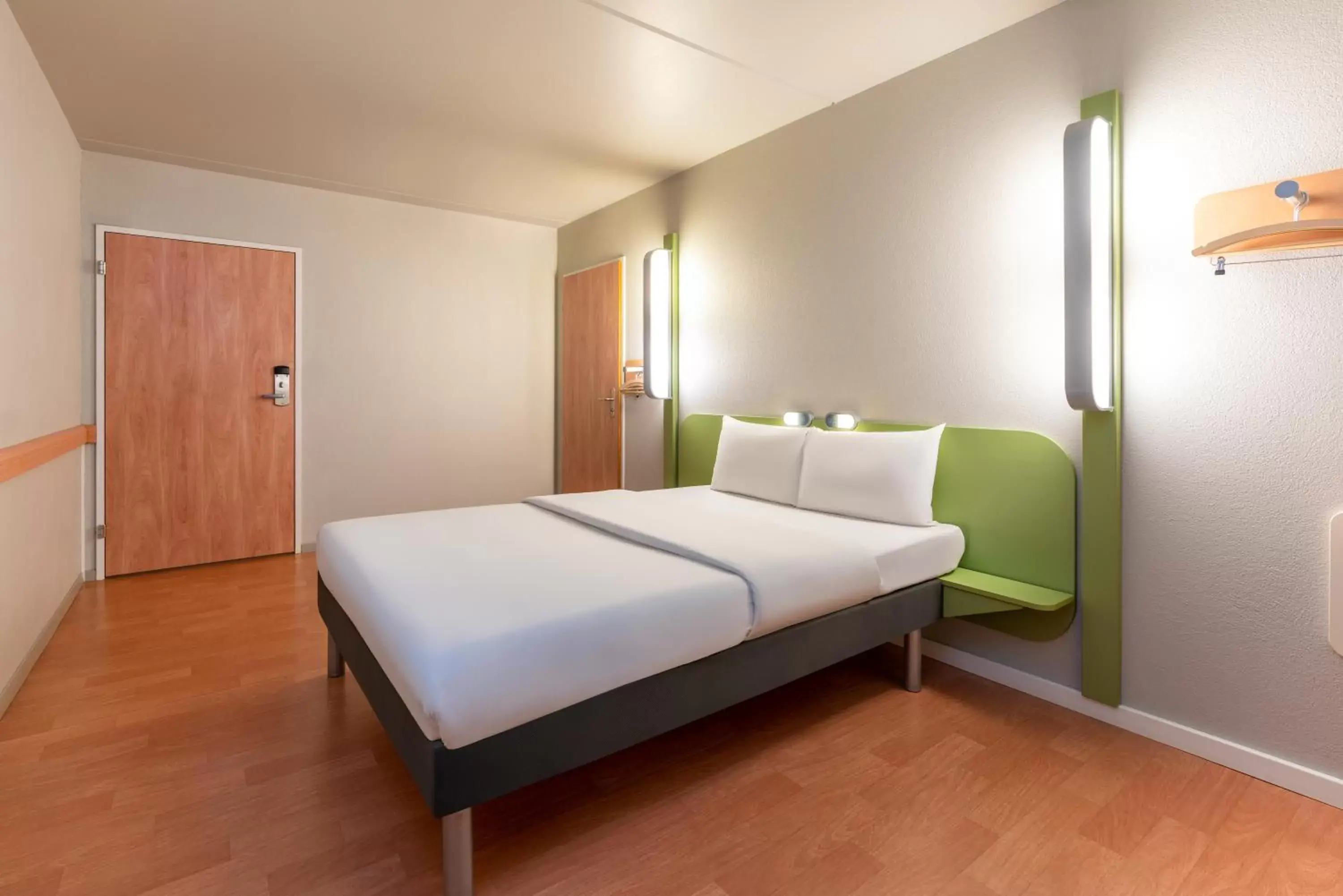 Facility for disabled guests, Bed in ibis budget Winterthur