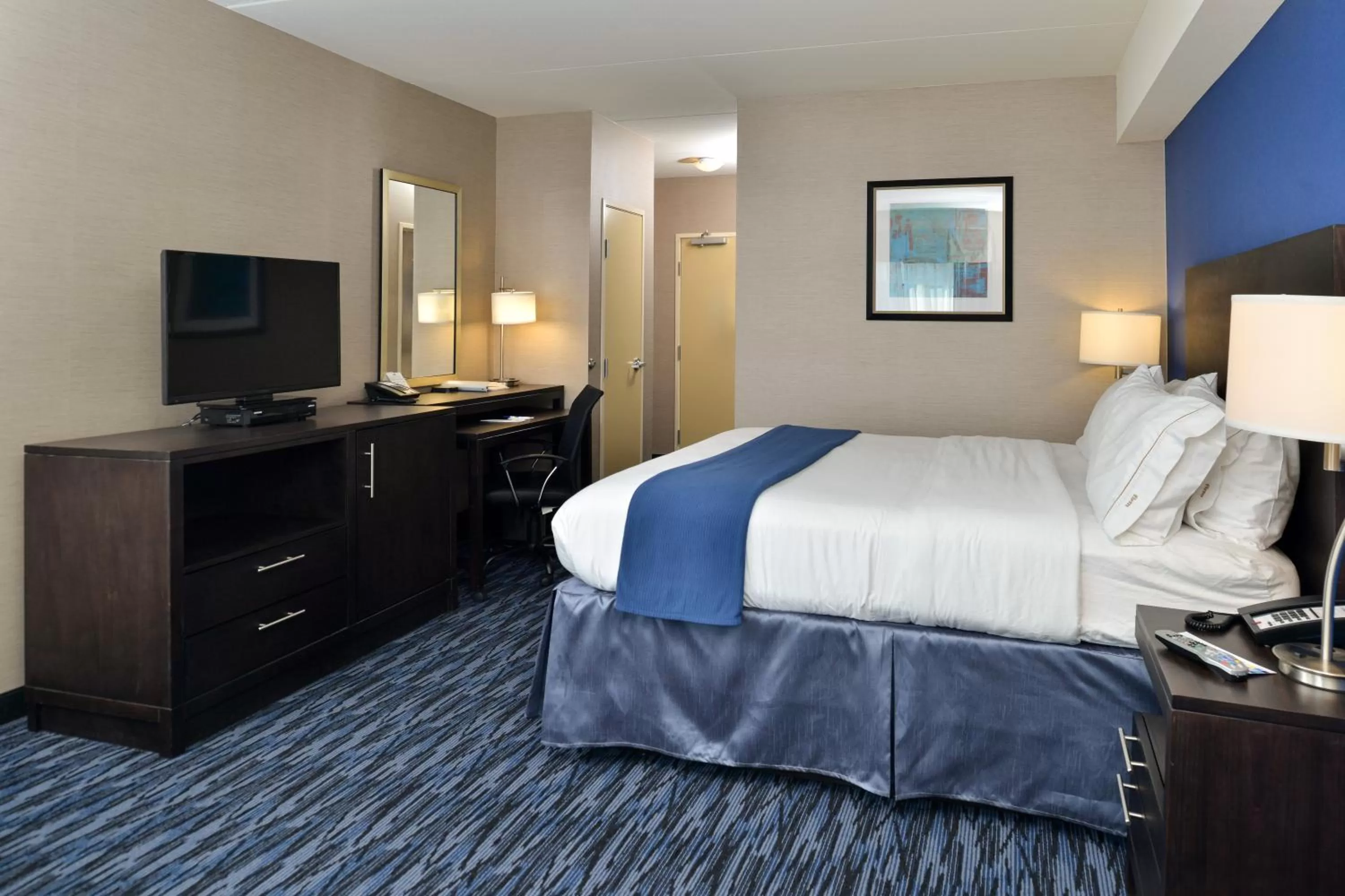 Property building, Bed in Holiday Inn Express & Suites Peekskill-Lower Hudson Valley by IHG