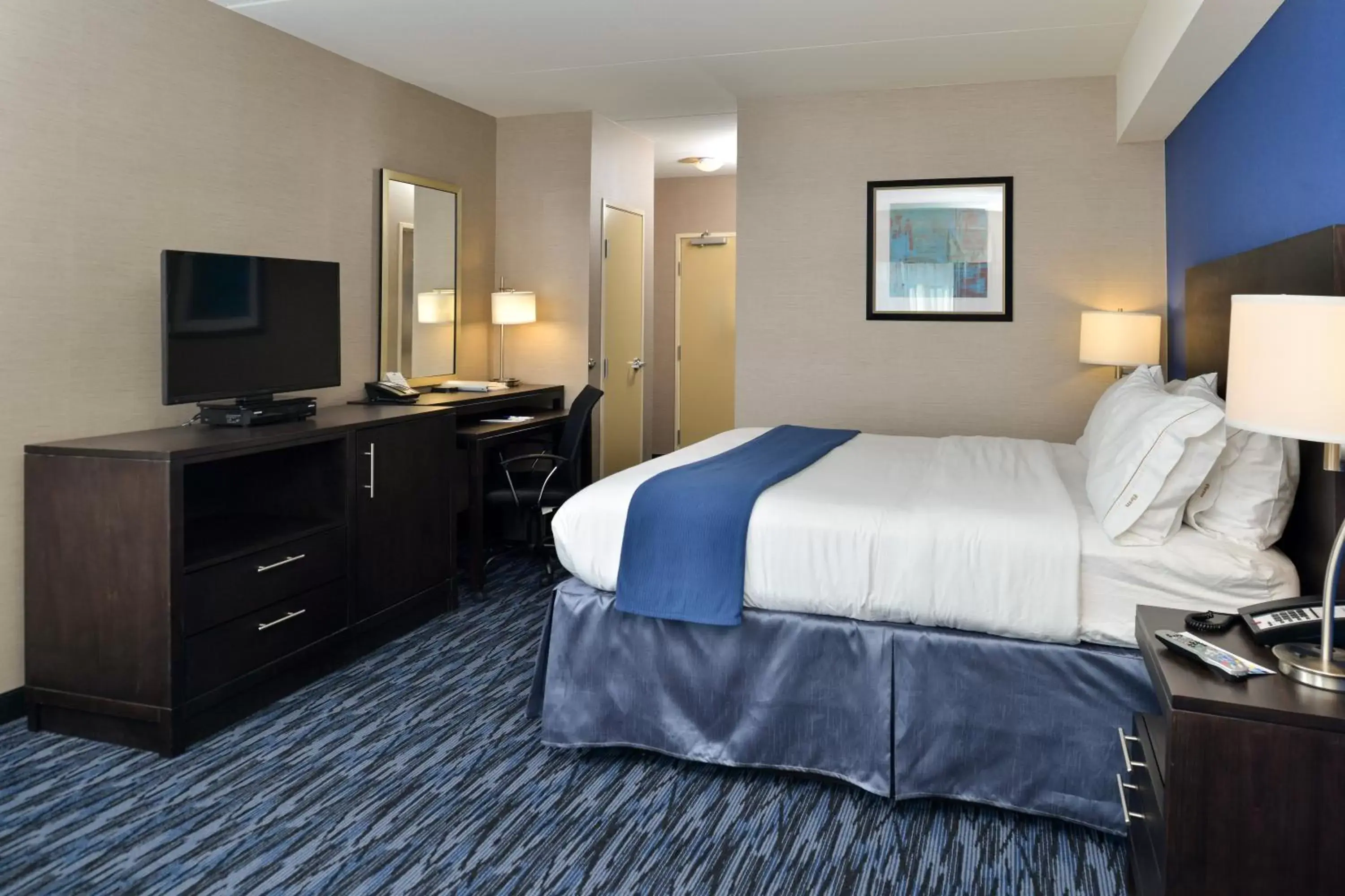 Property building, Bed in Holiday Inn Express & Suites Peekskill-Lower Hudson Valley by IHG Property building, Bed in Holiday Inn Express & Suites Peekskill-Lower Hudson Valley by IHG