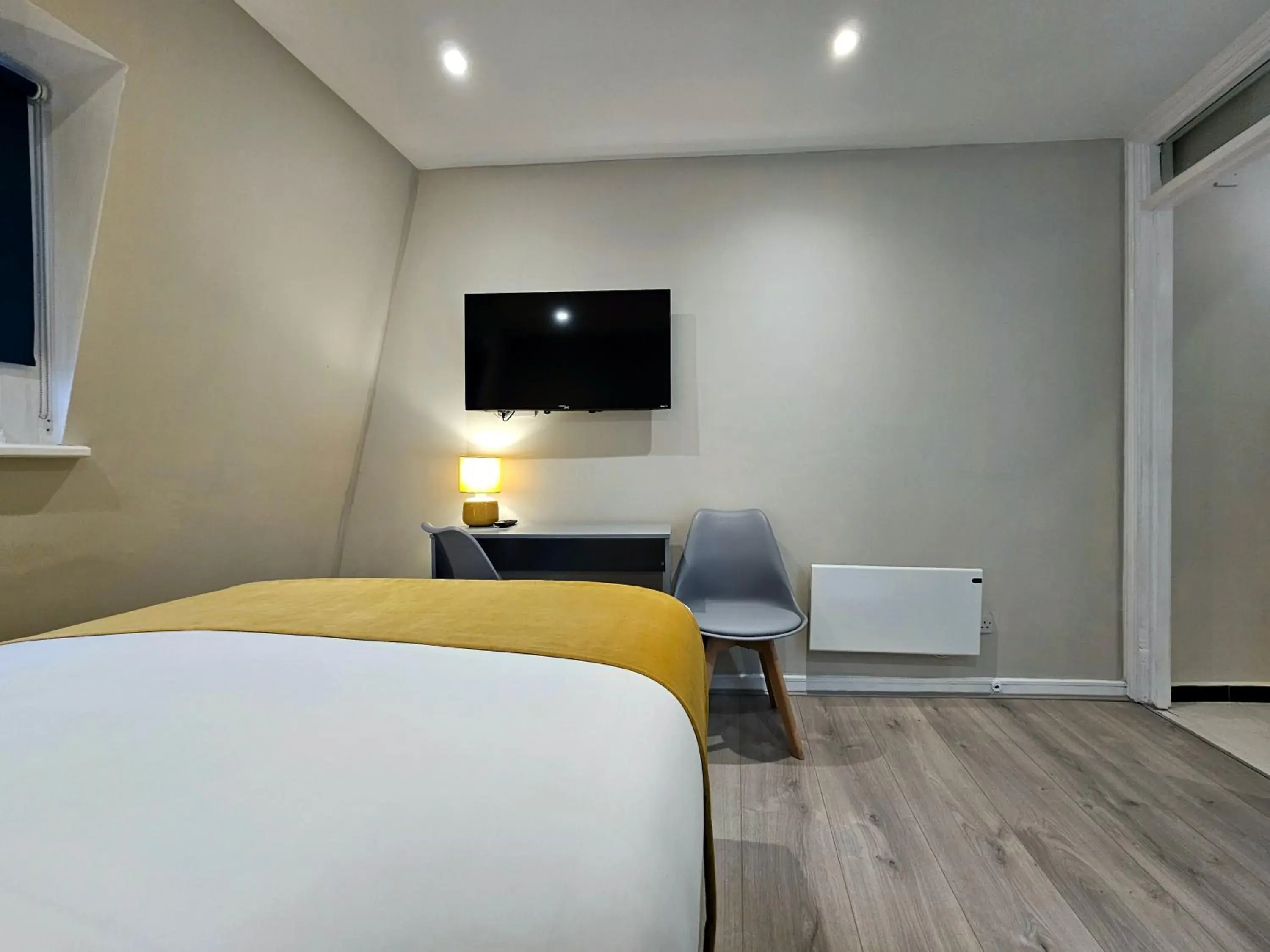 Bed, TV/Entertainment Center in Boka Hotel