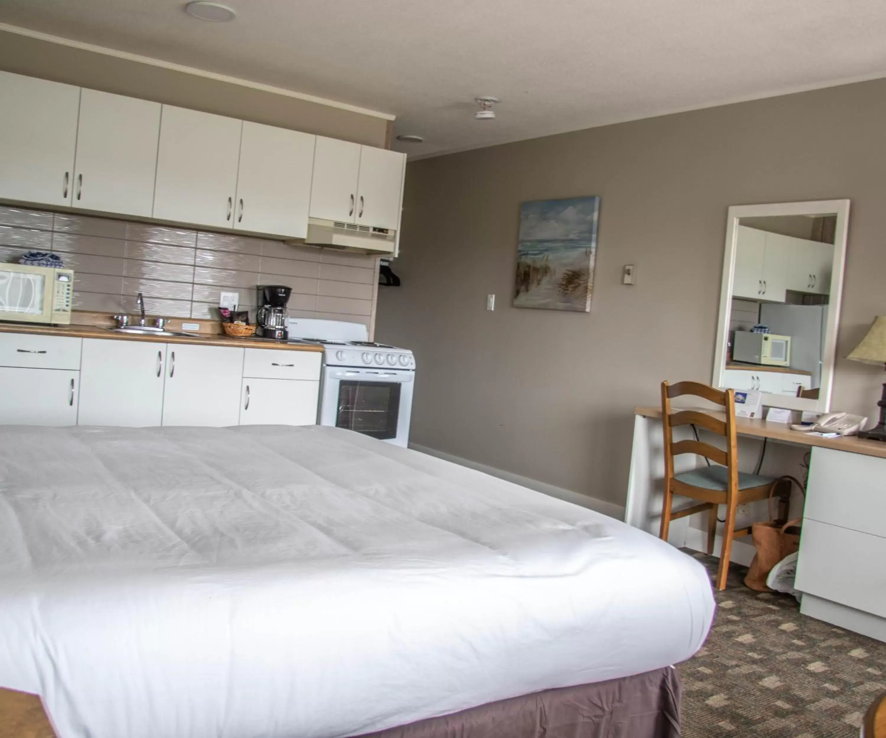 Day, Kitchen/Kitchenette in The Cedarwood Inn & Suites