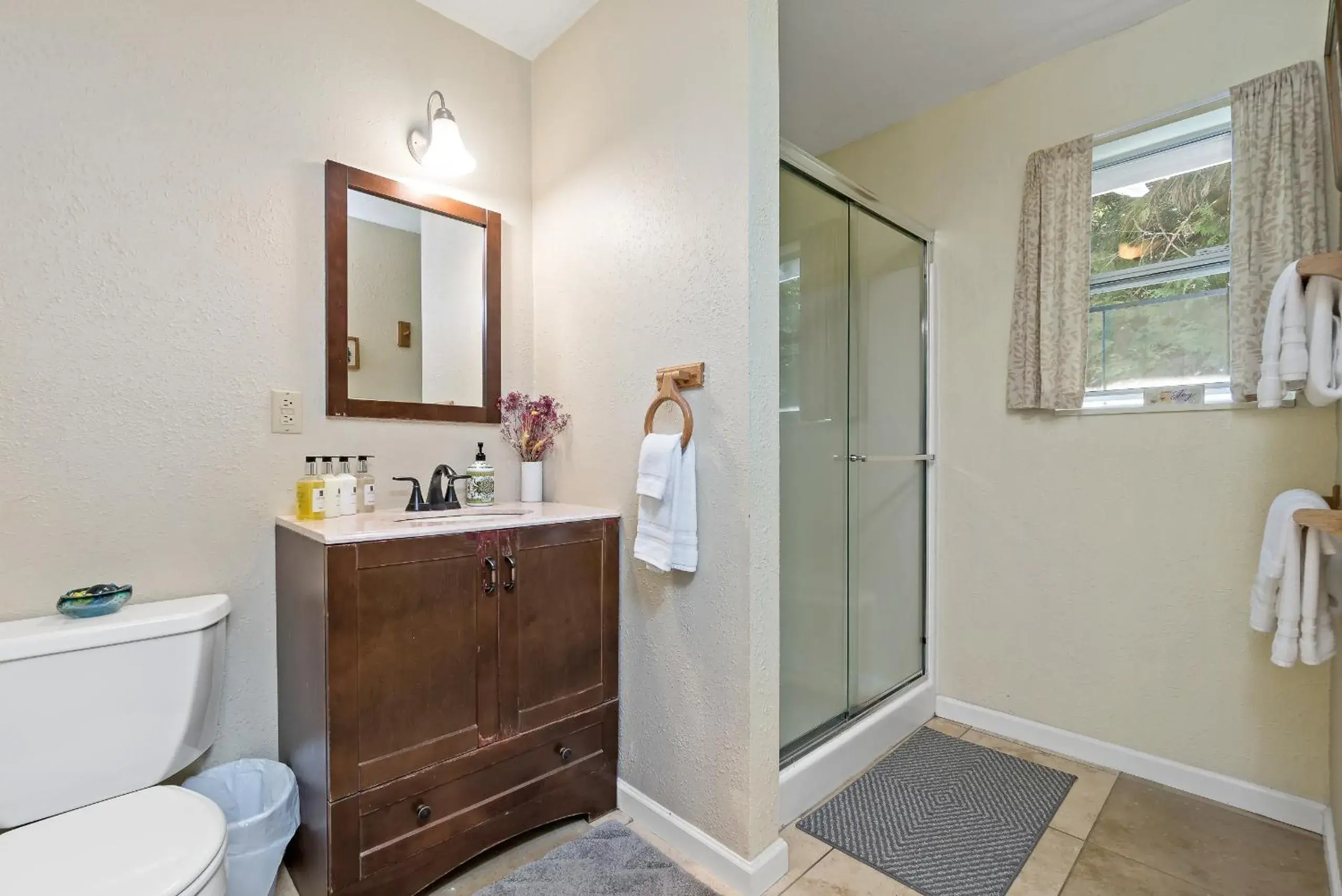 Bathroom in Mountain Meadows Inn