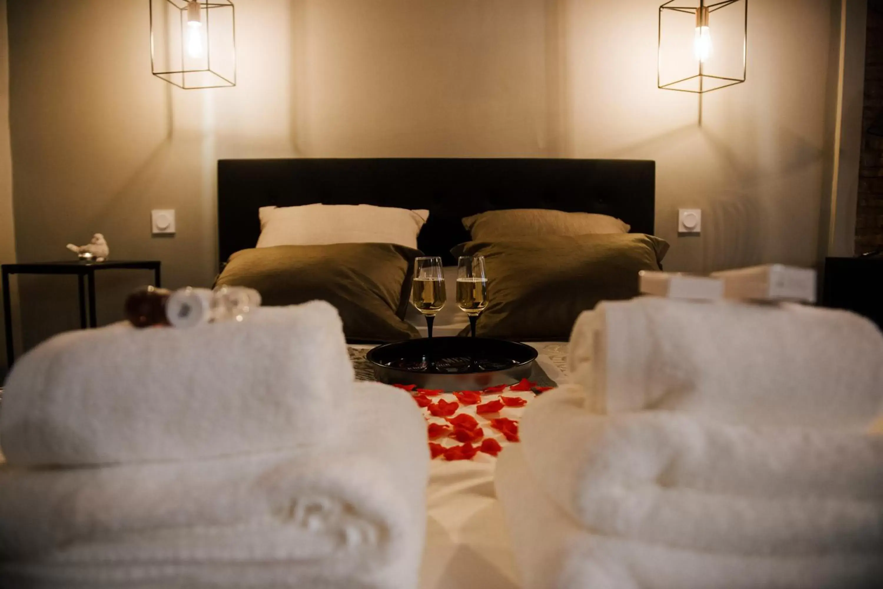 Bed in La Suite Romantique avec Jacuzzi au Cœur de Perpignan