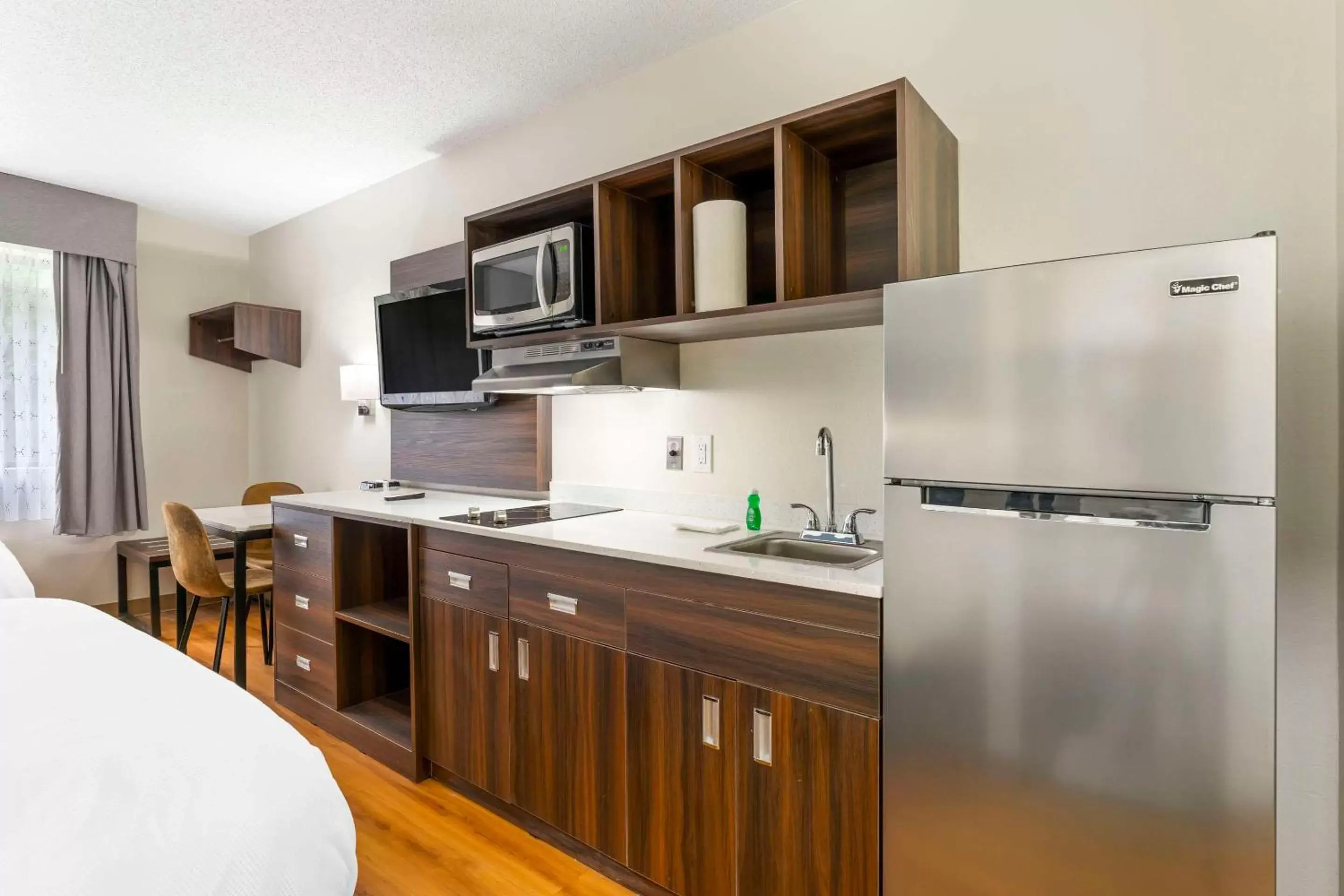 Bedroom, Kitchen/Kitchenette in Suburban Studios LaVale - Cumberland