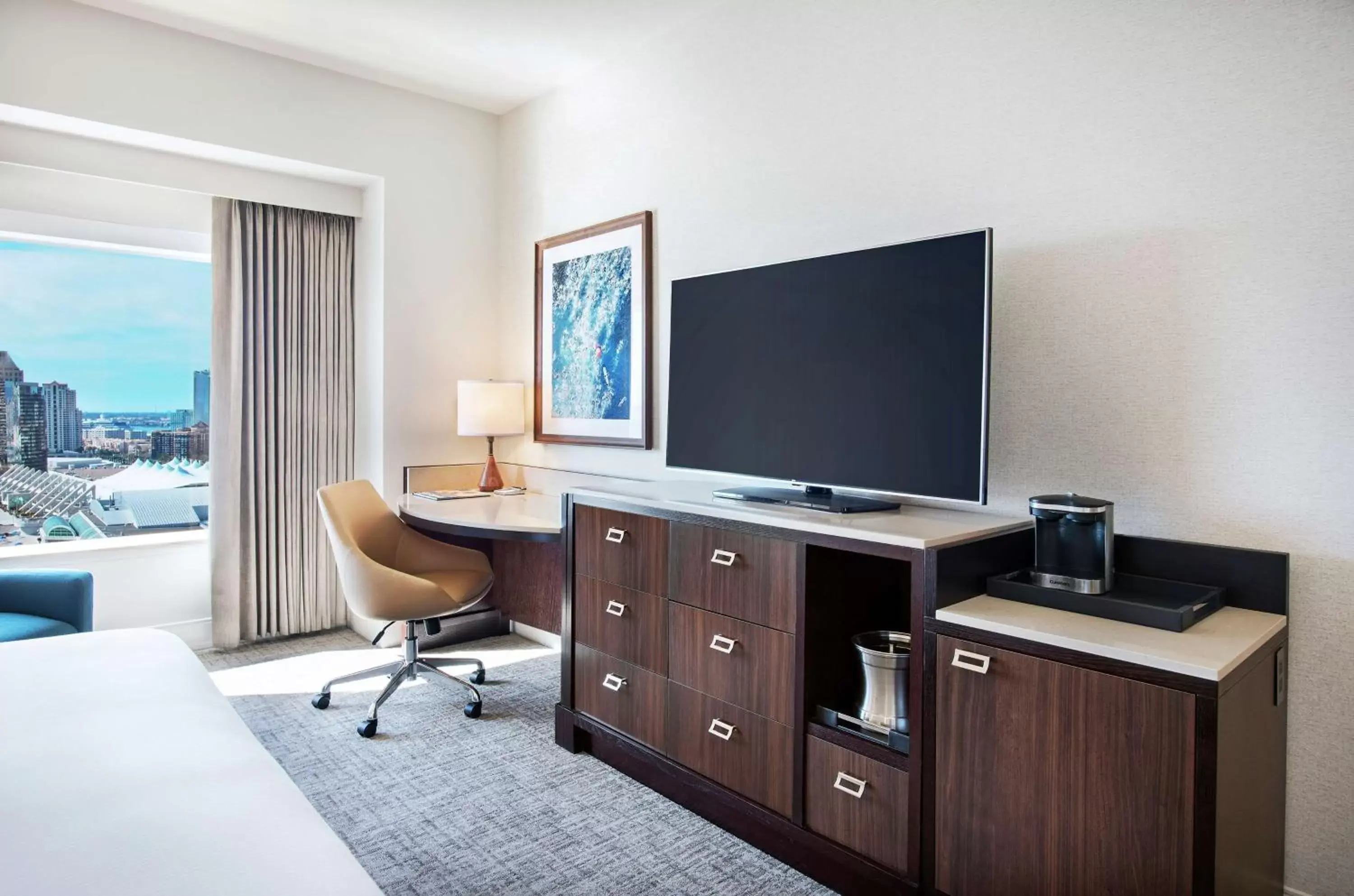 Bedroom, TV/Entertainment Center in Hilton San Diego Bayfront