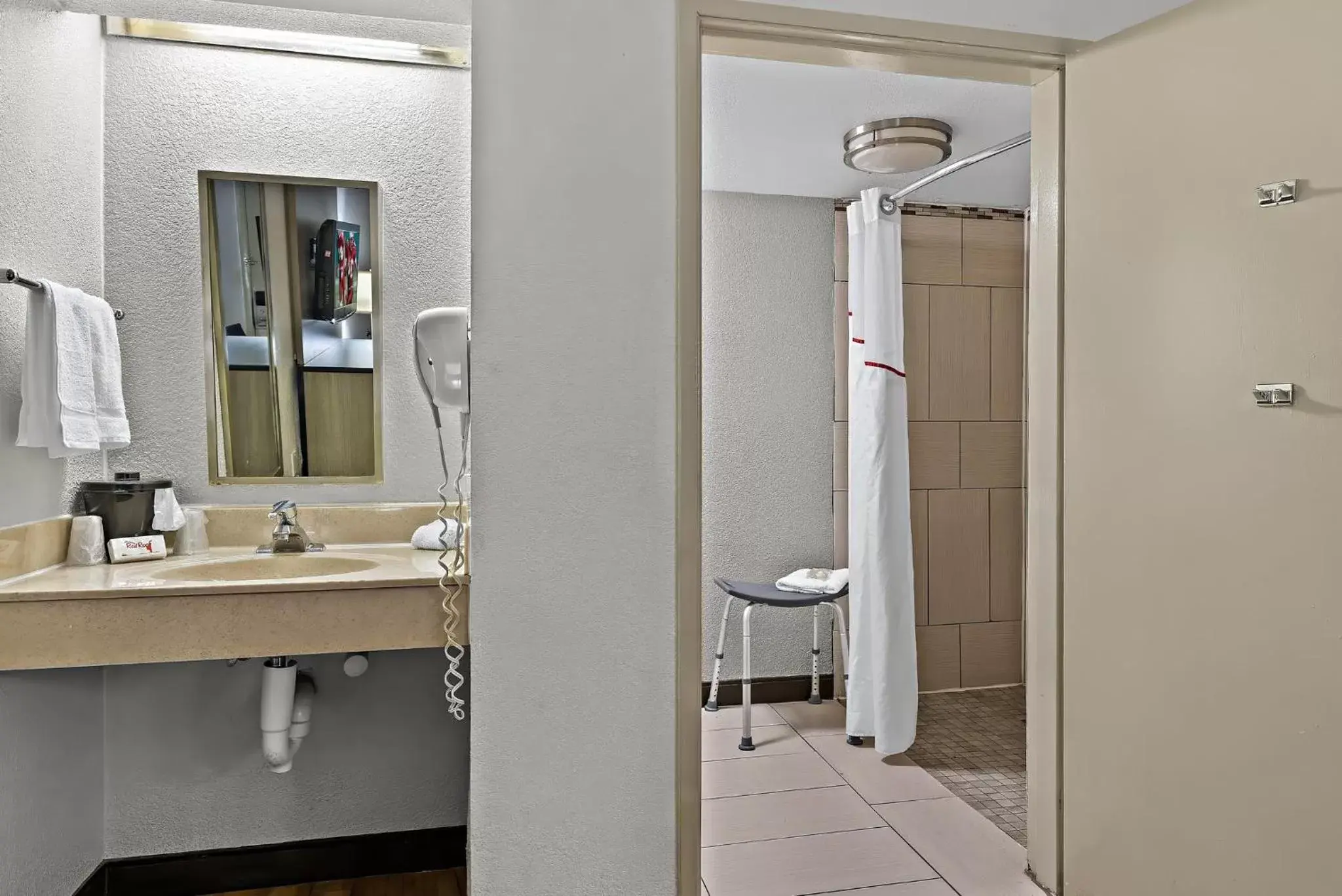 Bathroom in Red Roof Inn Cleveland - Independence