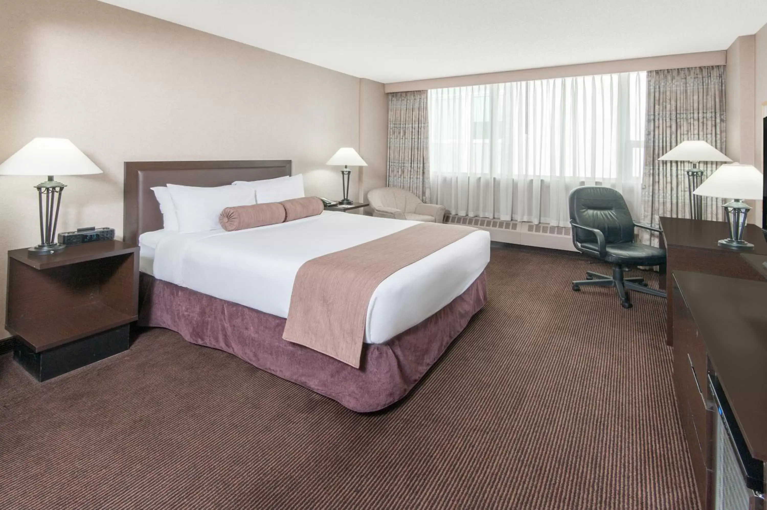 Bedroom, Bed in Ramada Plaza by Wyndham Calgary Downtown