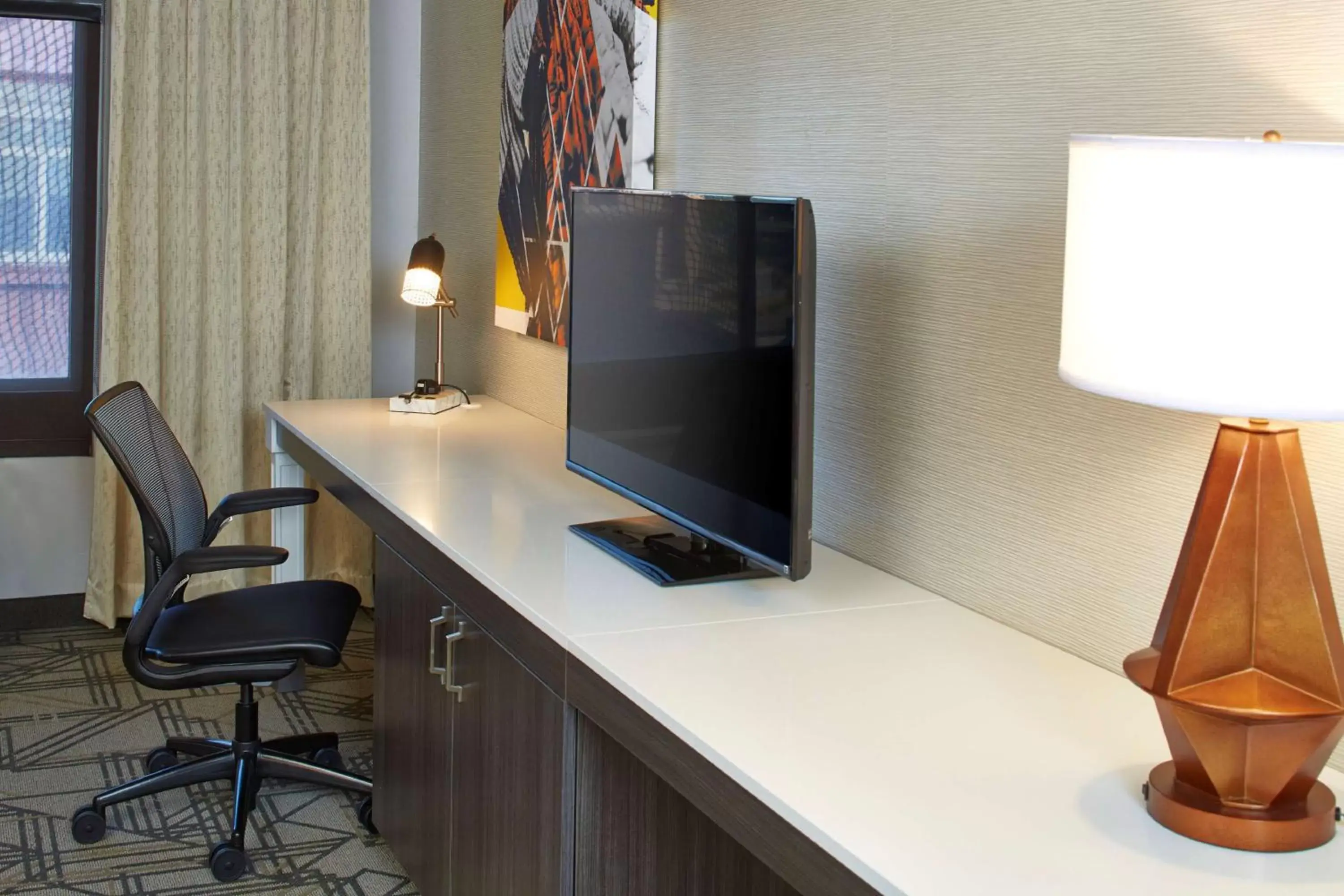 Bedroom, TV/Entertainment Center in Hilton Garden Inn Scottsdale Old Town