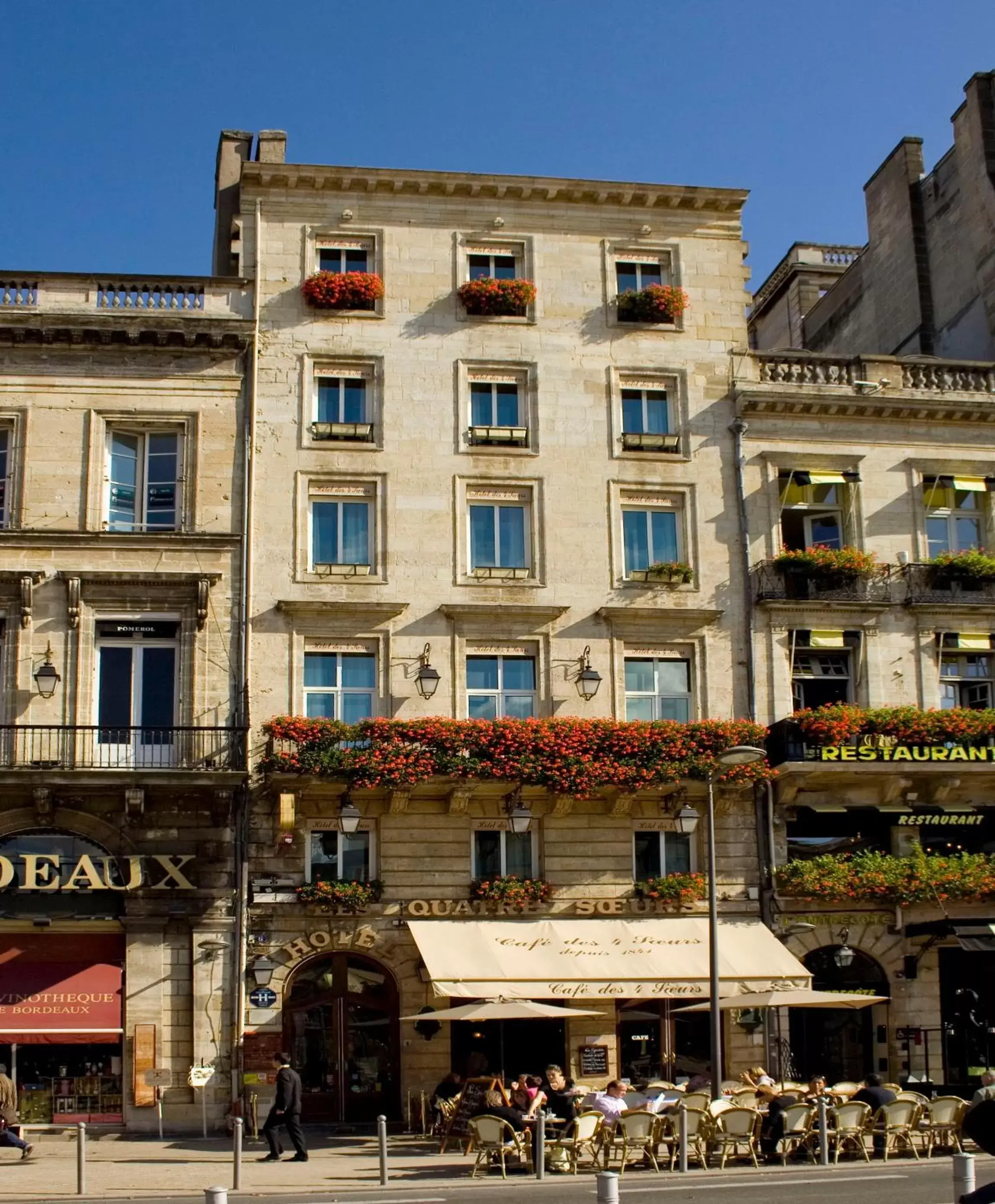 Facade/entrance, Property Building in Hotel des 4 Soeurs