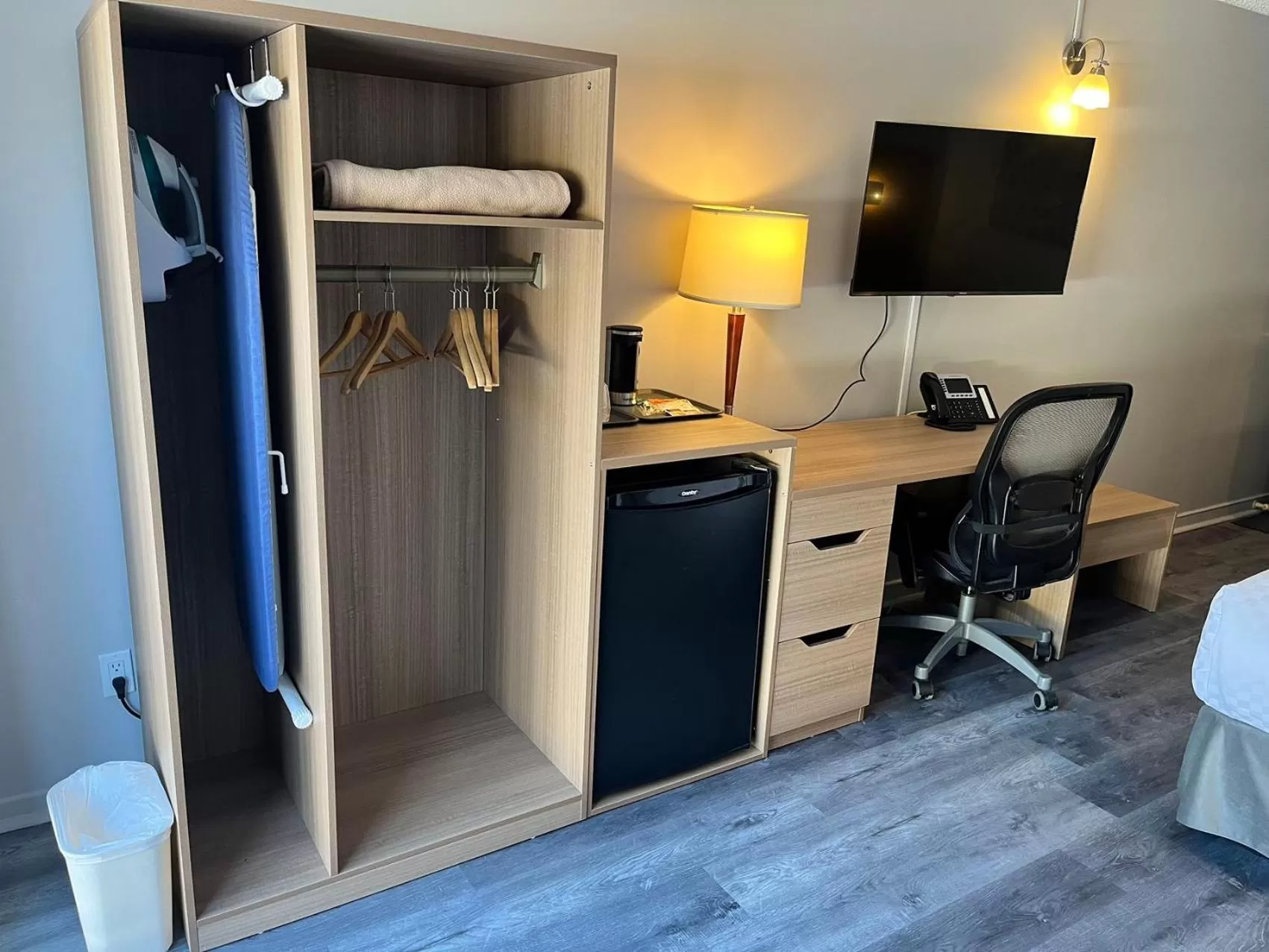 wardrobe in Econo Lodge Airport Quebec