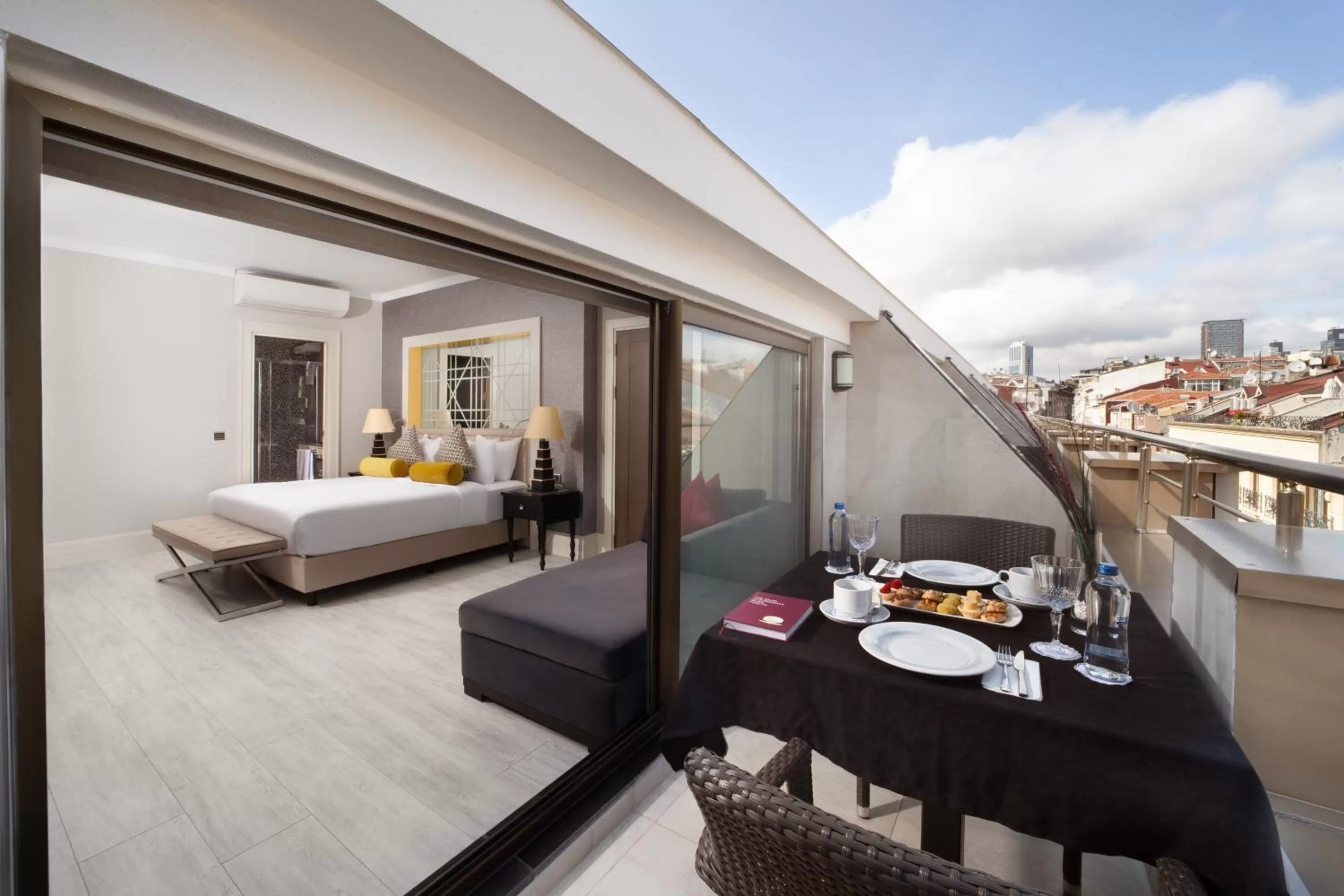 Balcony/Terrace, Bed in Mercure Istanbul Bomonti