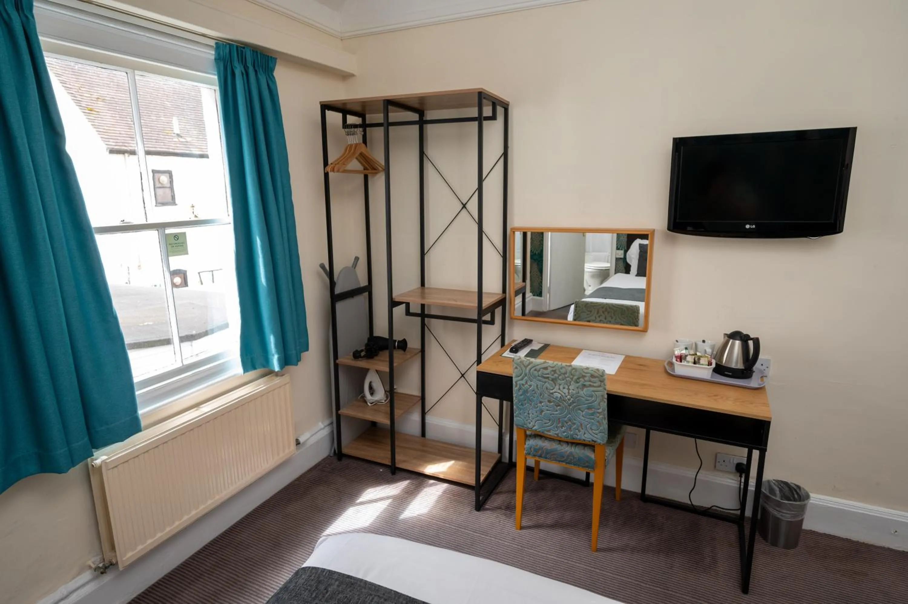 TV and multimedia, Bed in Bell Hotel by Greene King Inns