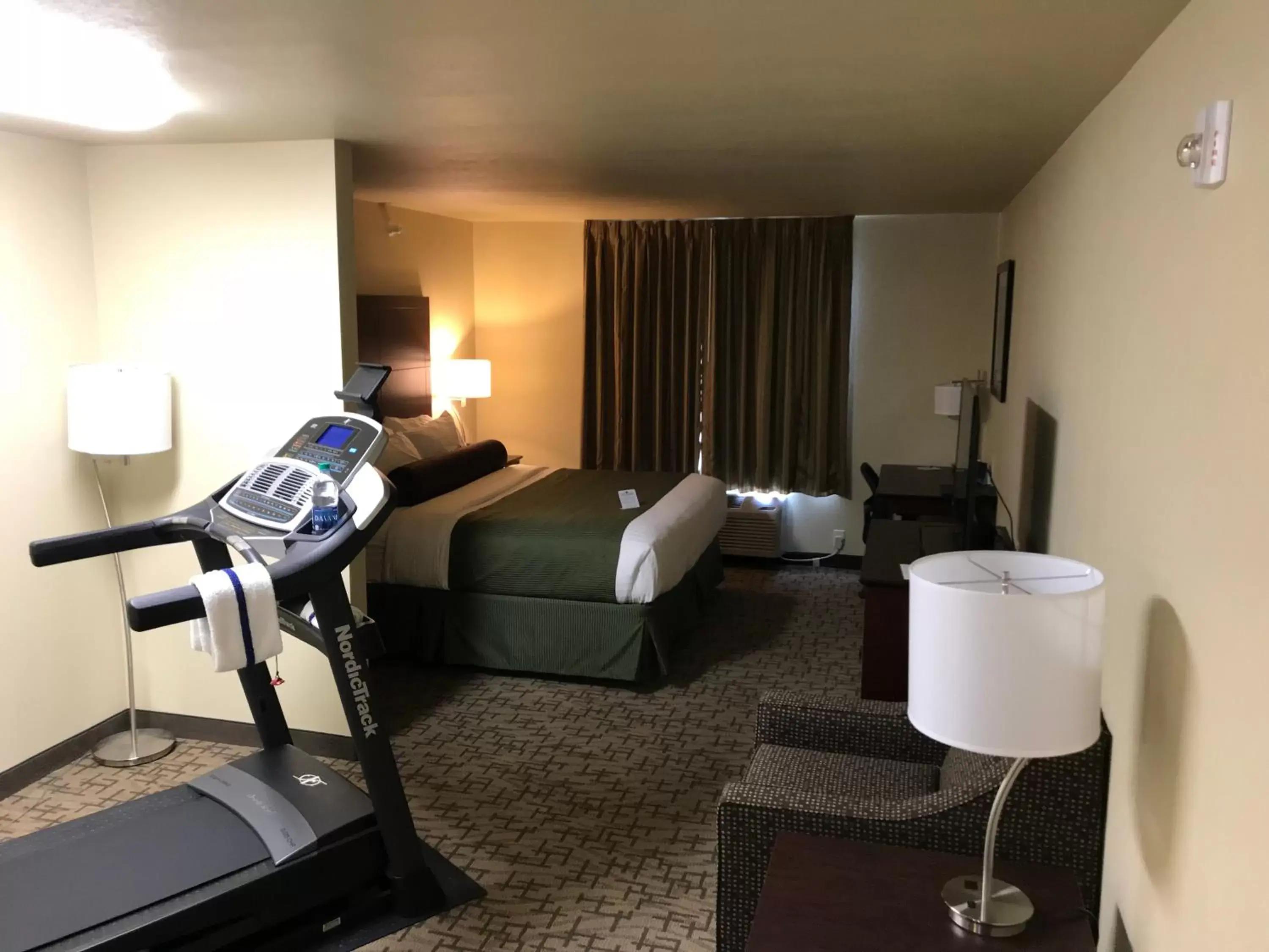 Bed in Cobblestone Hotel & Suites - Devils Lake