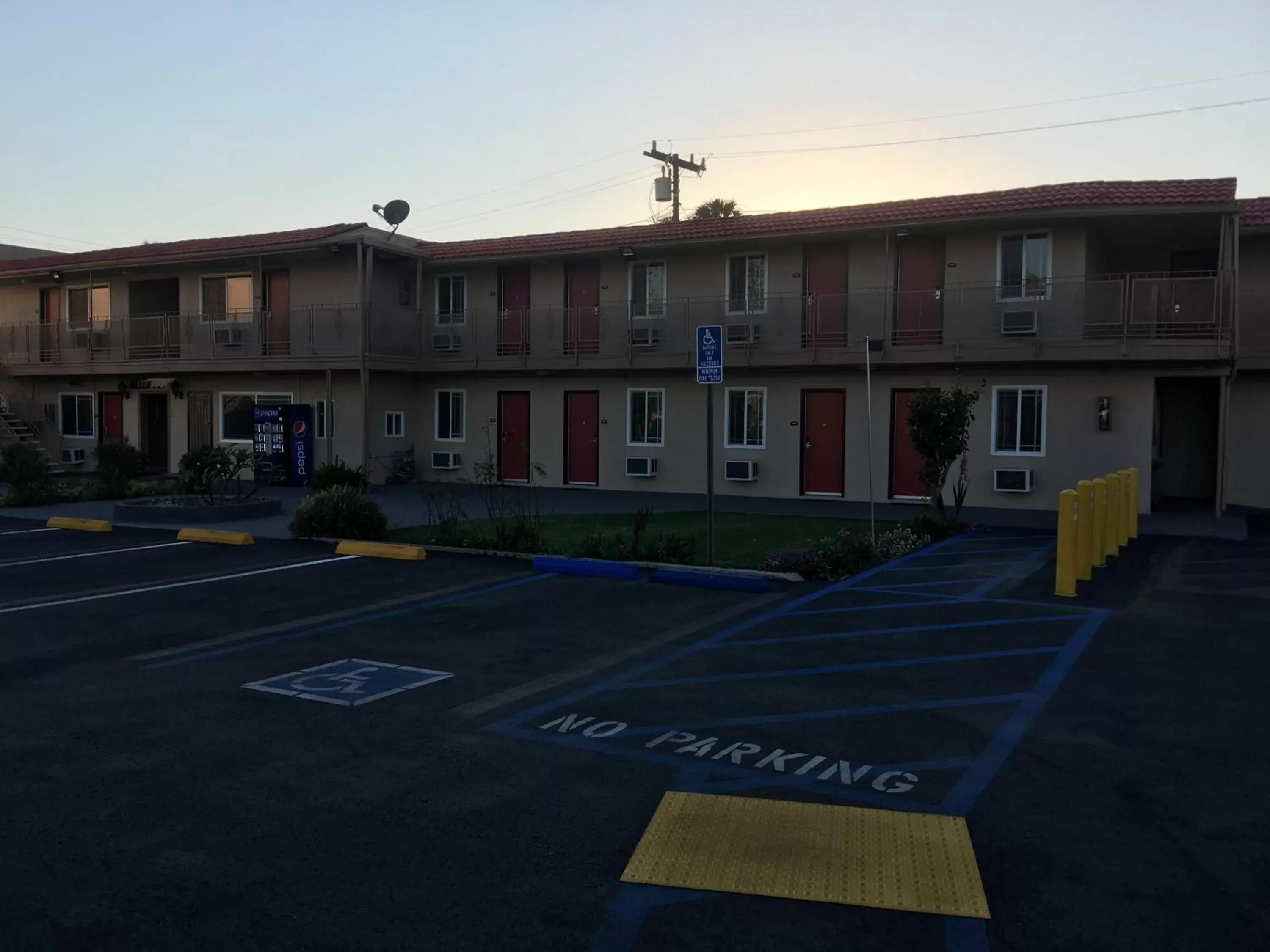 Facade/entrance in Budget Inn LAX-Lawndale Facade/entrance in Budget Inn LAX-Lawndale