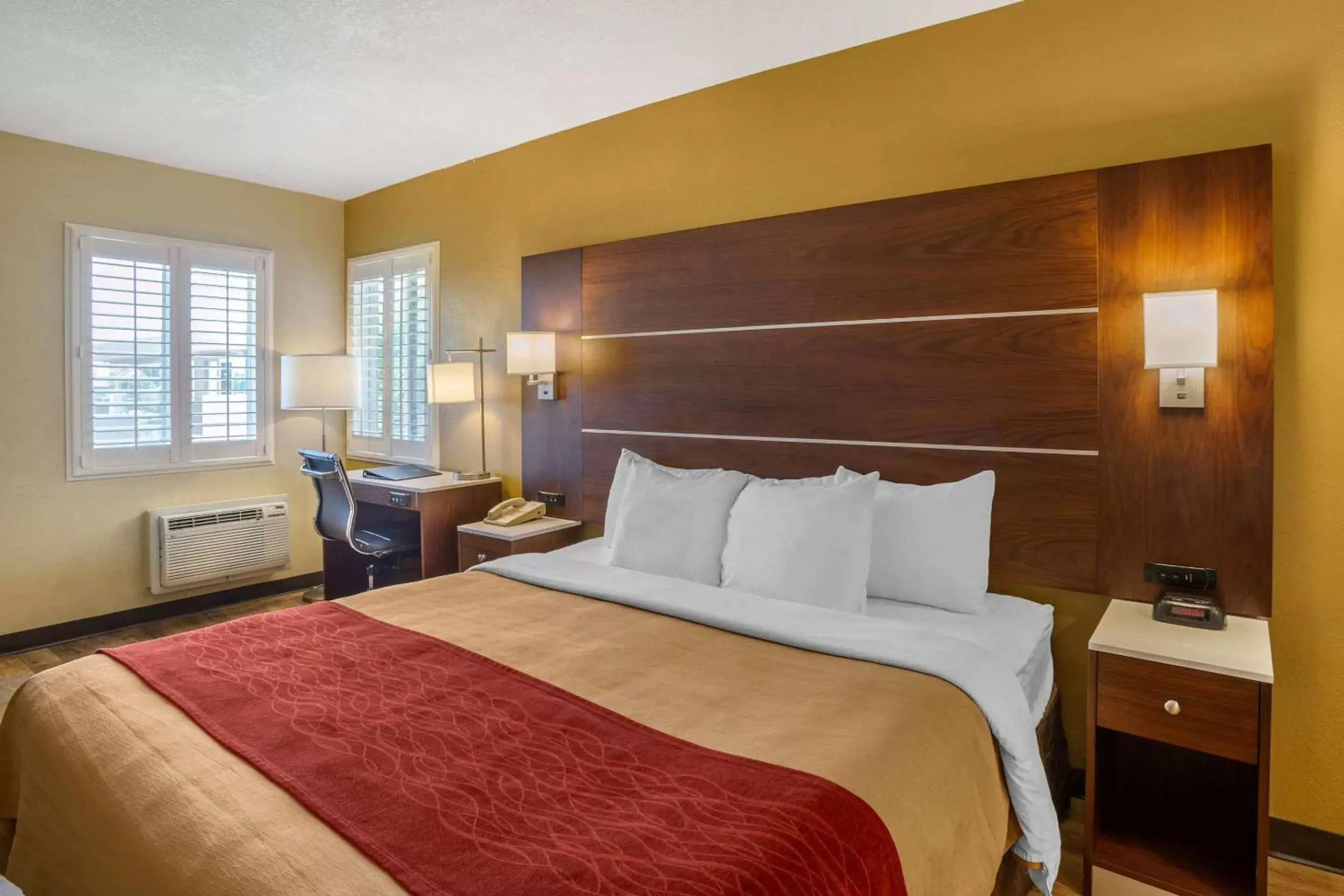 Photo of the whole room, Bed in Comfort Inn San Diego Airport At The Harbor