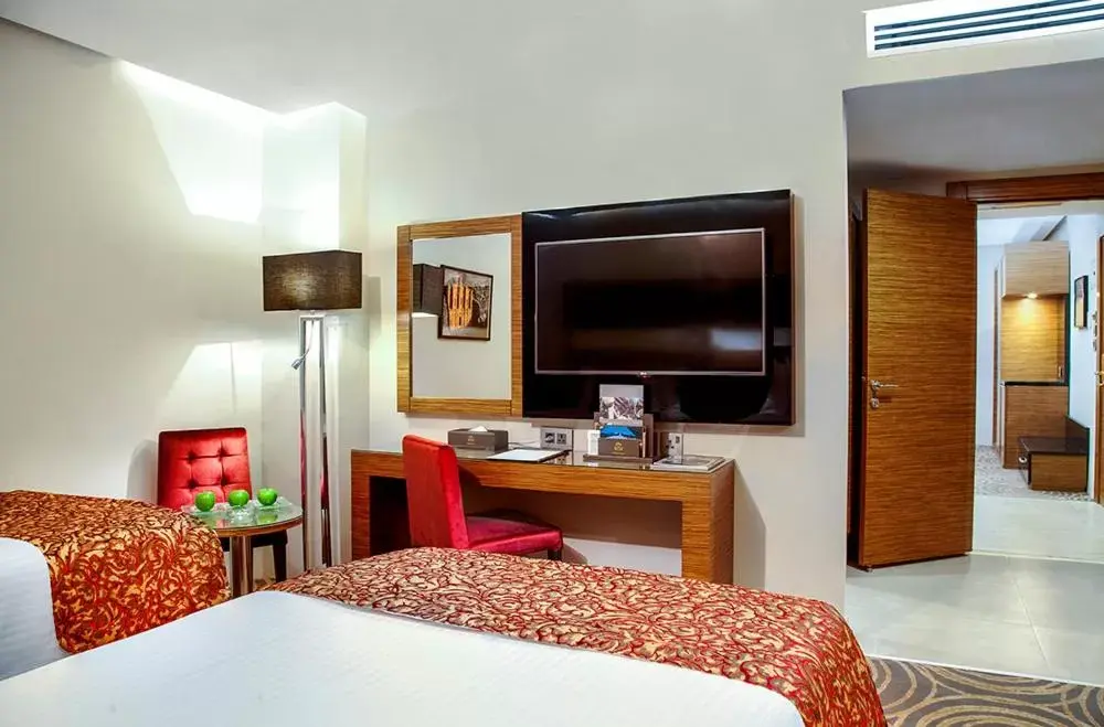 Bed, TV/Entertainment Center in Harir Palace Hotel