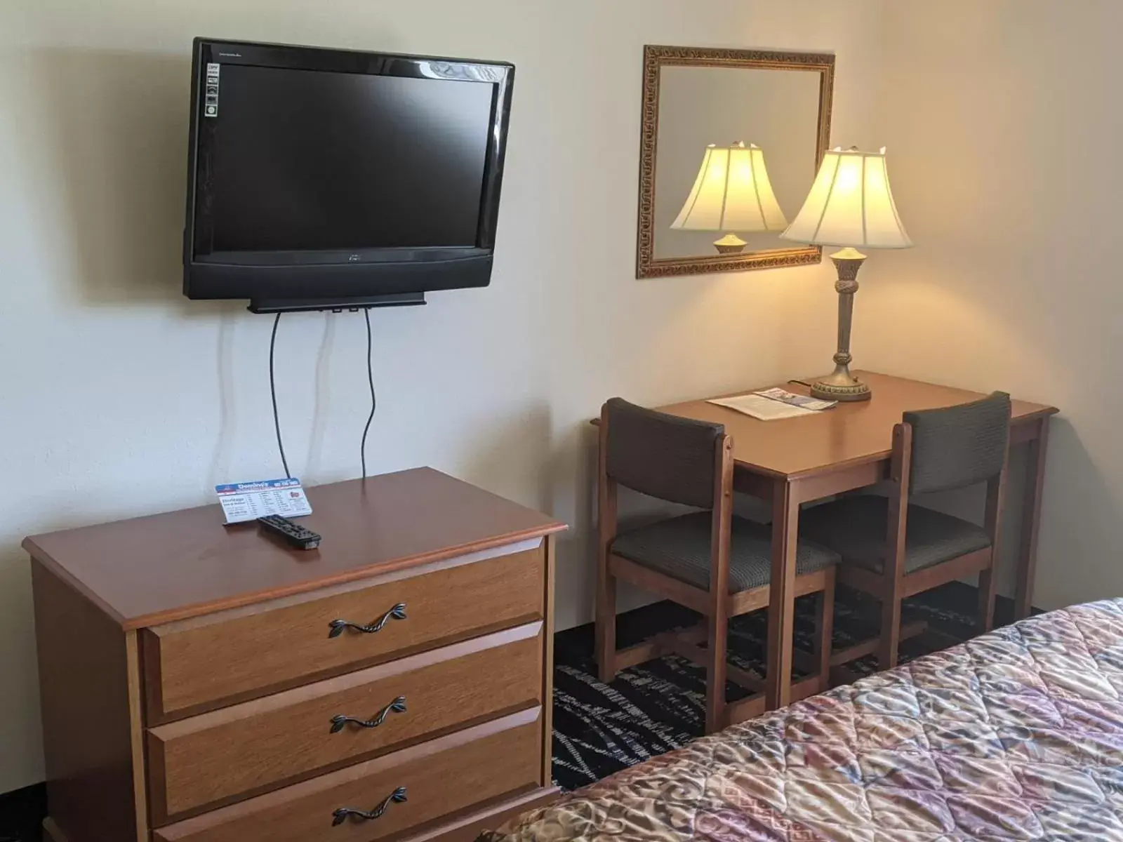 Bedroom, TV/Entertainment Center in Heritage Inn and Suites