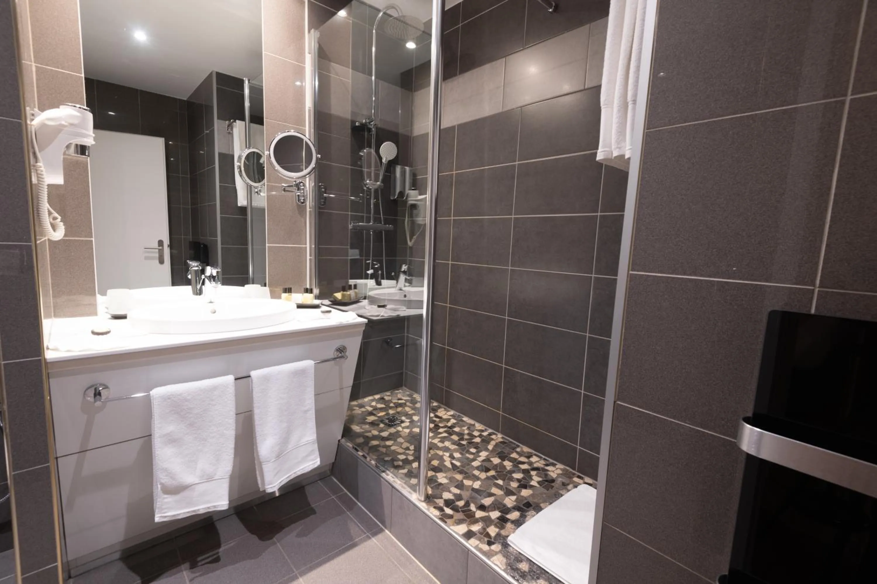 Bathroom in Grand Hôtel Du Tonneau D'Or