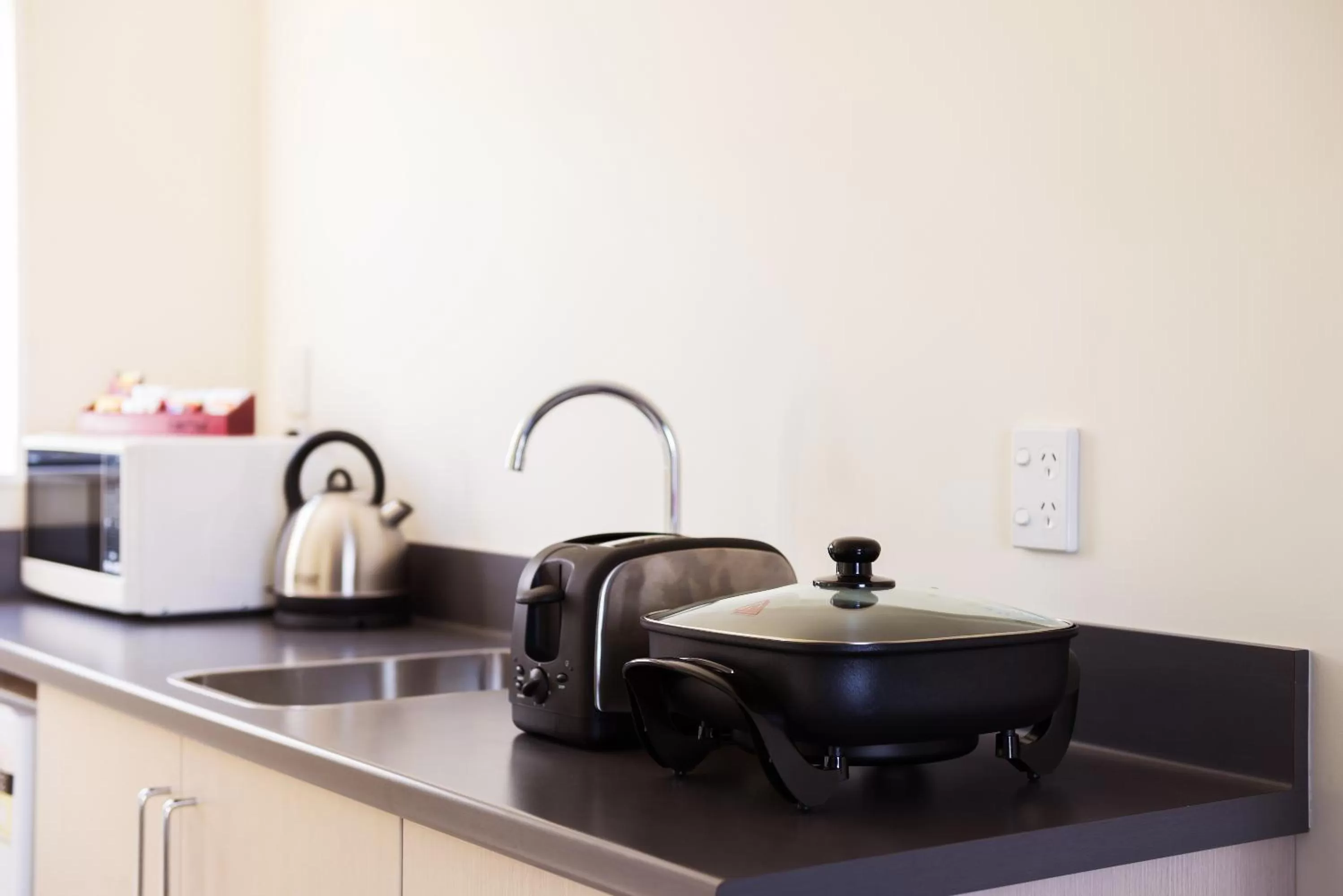 Kitchen or kitchenette in 123 Motel