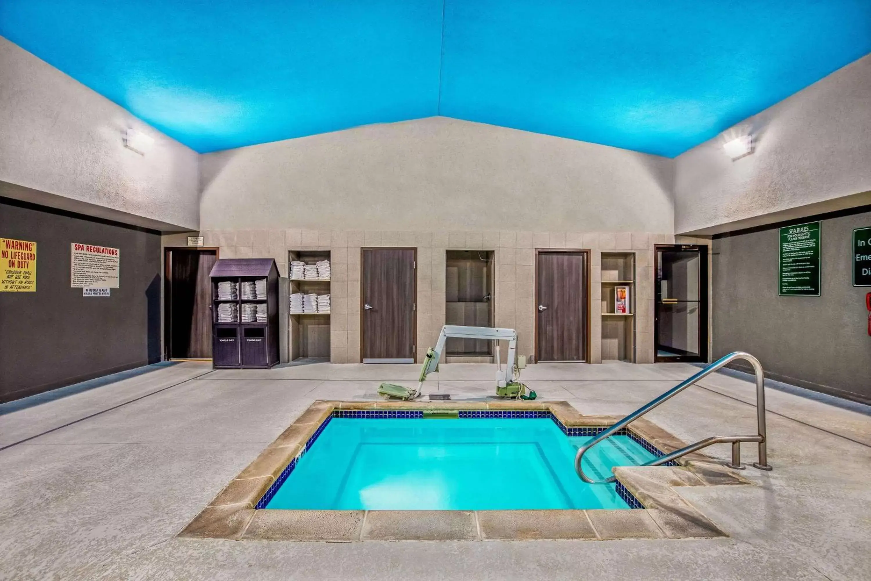 Hot Tub, Swimming Pool in La Quinta by Wyndham Kearney