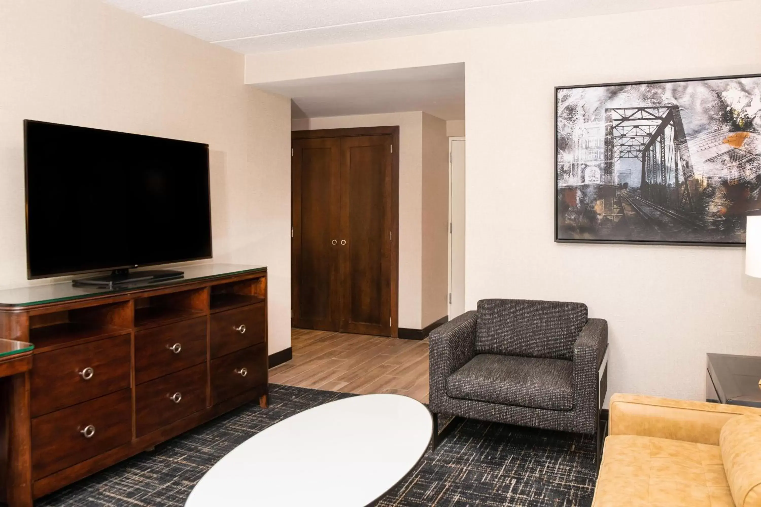 Living room, TV/Entertainment Center in Sheraton Ann Arbor Hotel