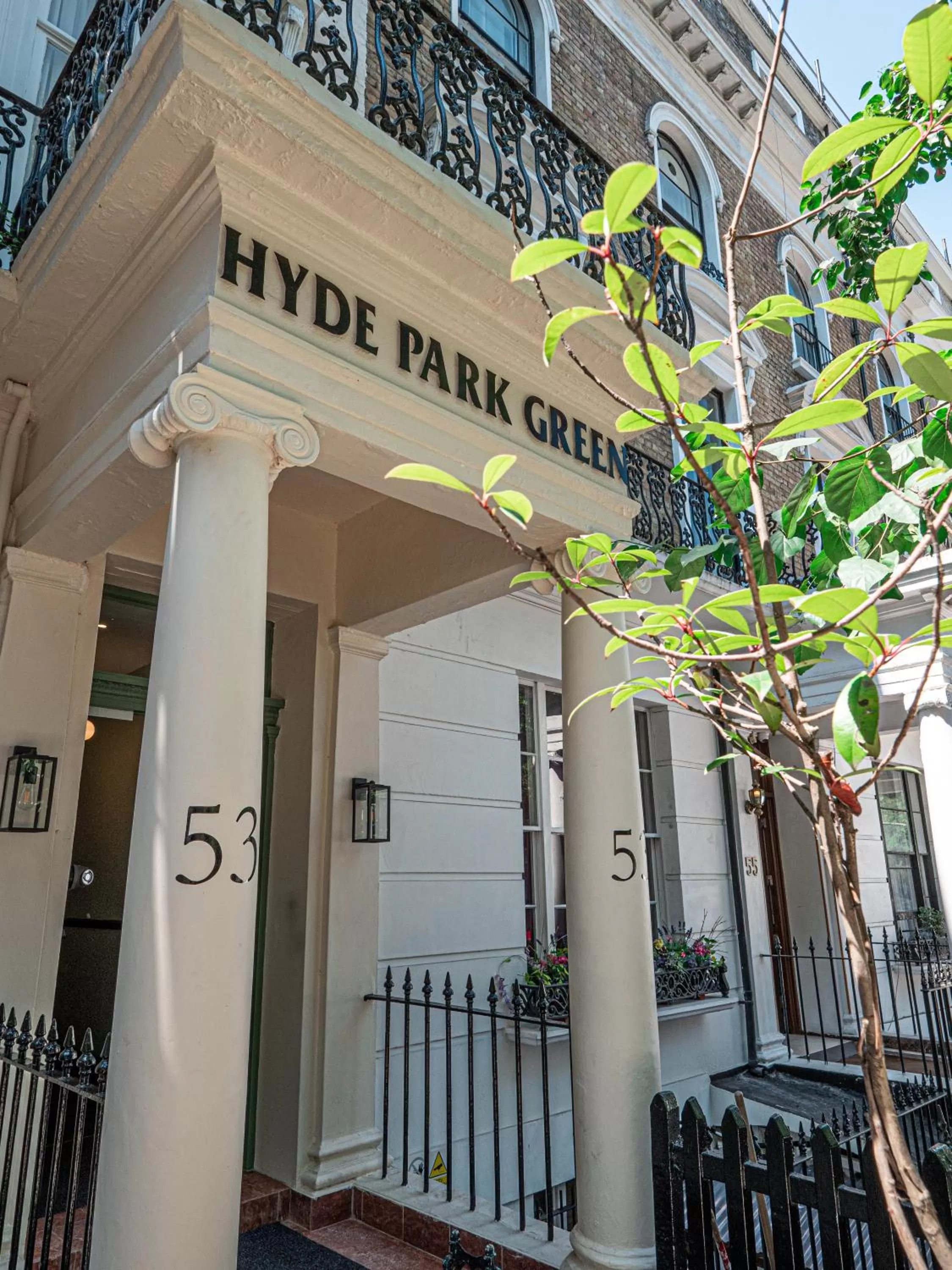 Property building in Hyde Park Green