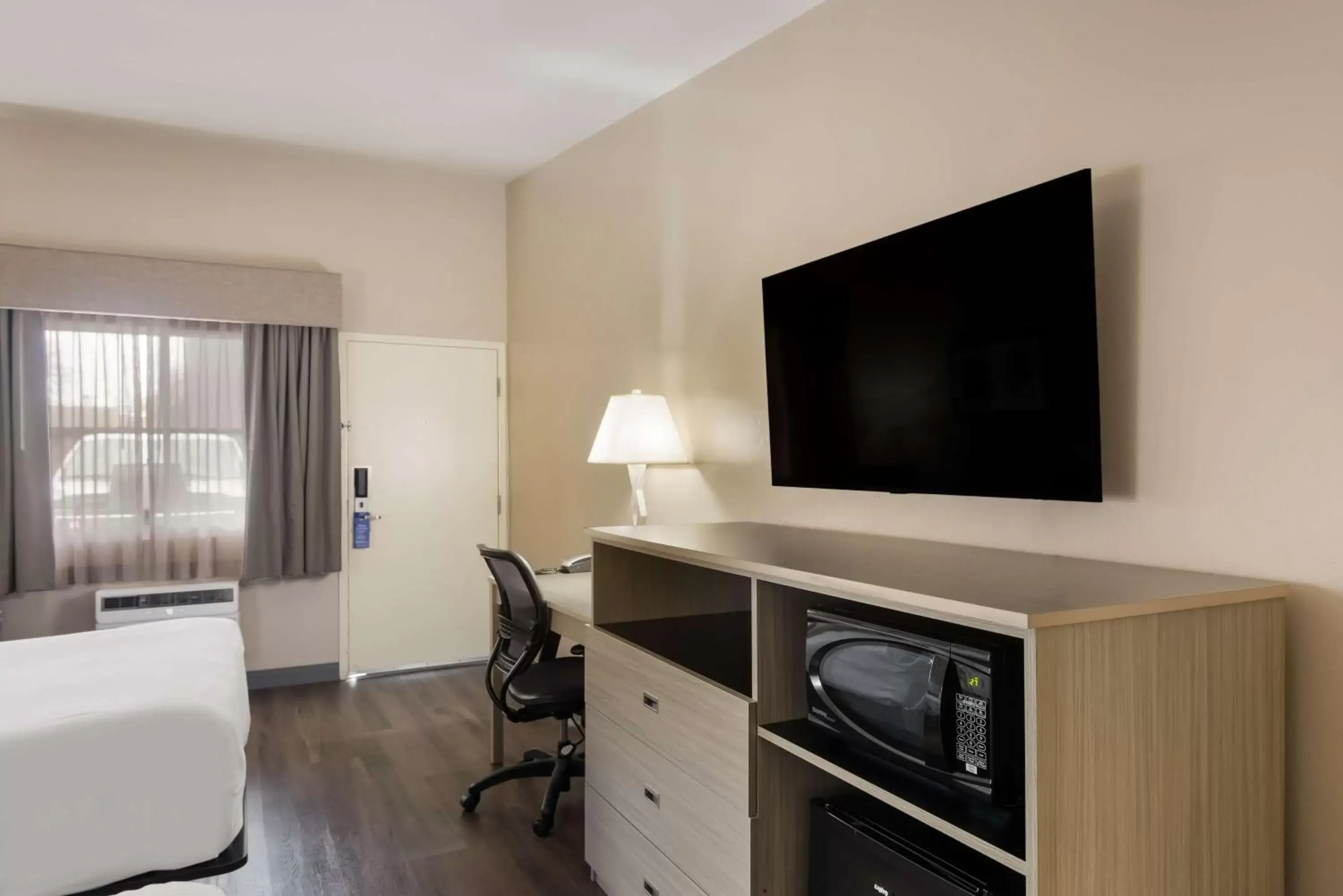 Bedroom, TV/Entertainment Center in Best Western New Oregon Motel