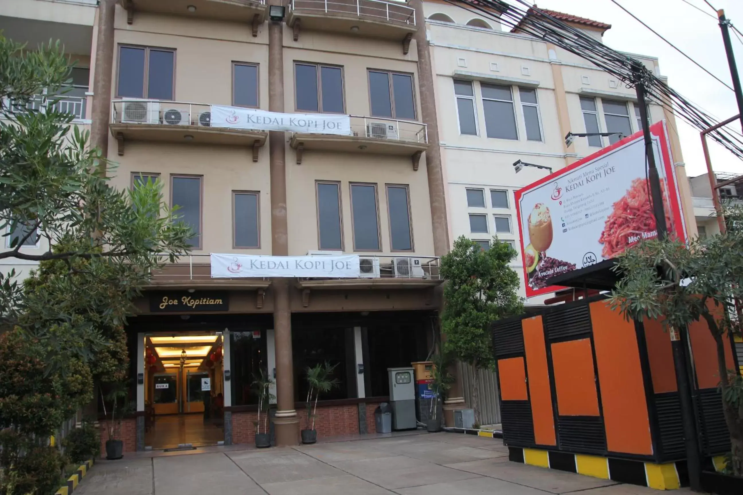 Property building in RedDoorz Plus near Soekarno Hatta Airport 2 Property building in RedDoorz Plus near Soekarno Hatta Airport 2