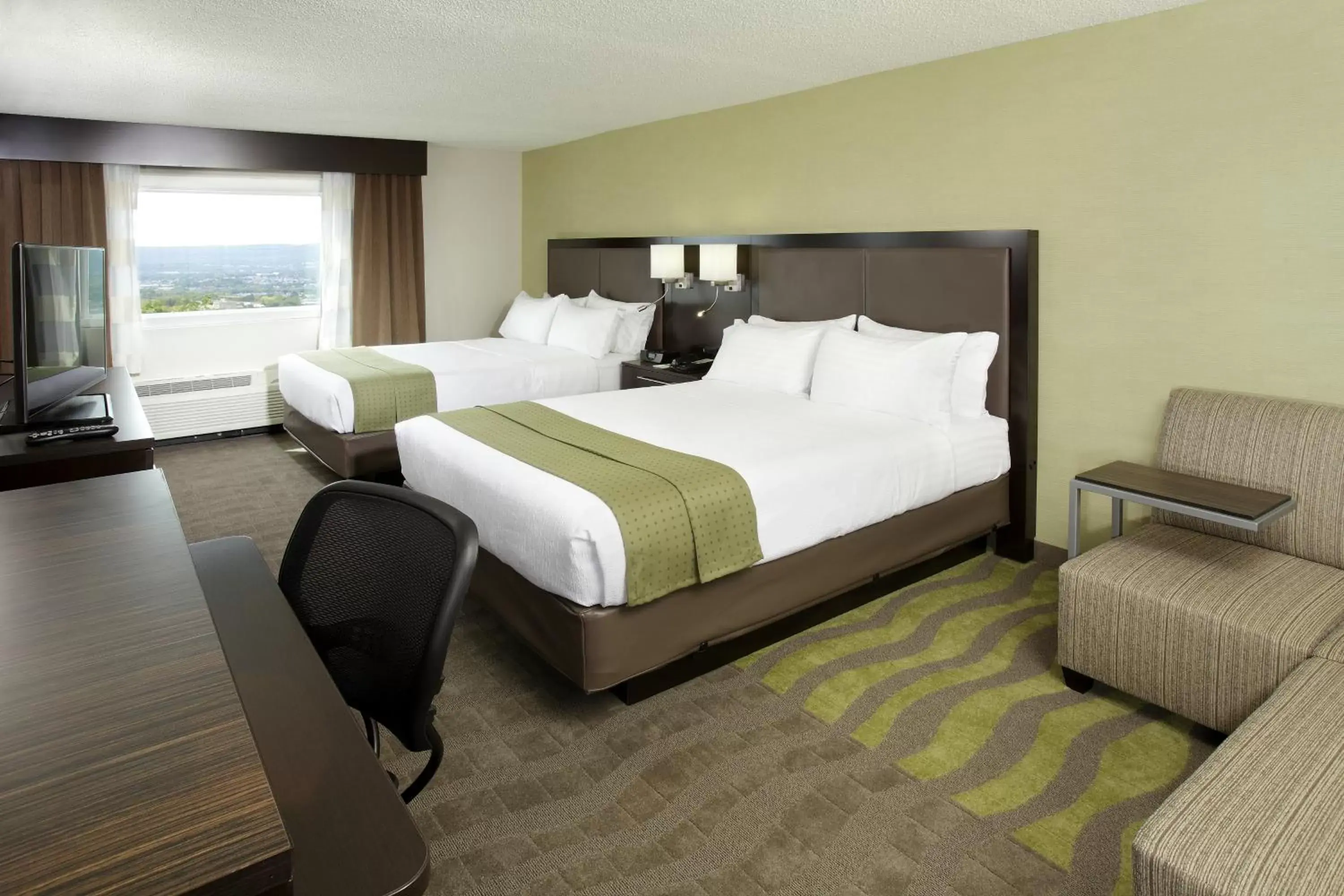 Photo of the whole room, Bed in Holiday Inn Wilkes Barre - East Mountain, an IHG Hotel