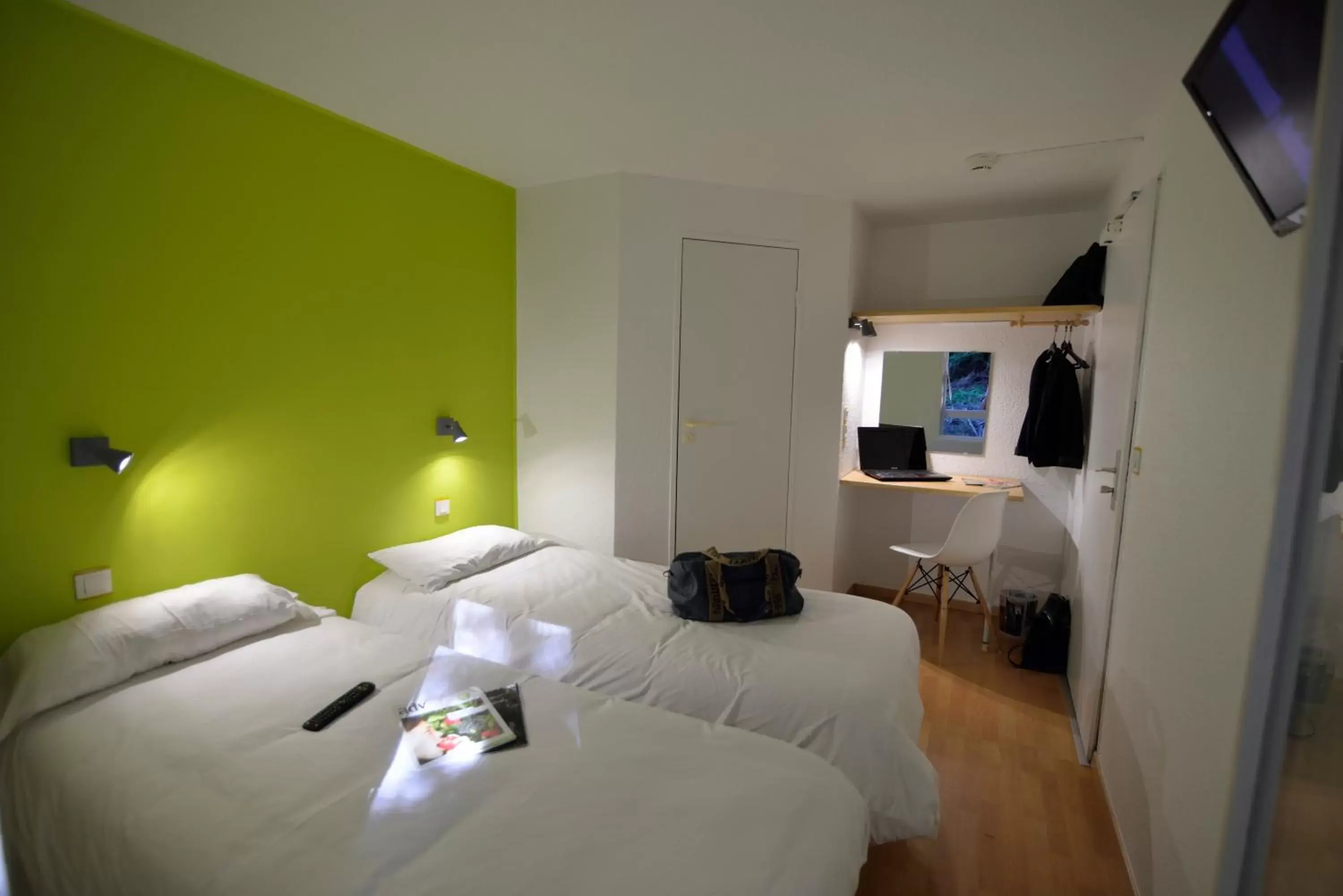 Photo of the whole room, Bed in Fasthotel Limoges