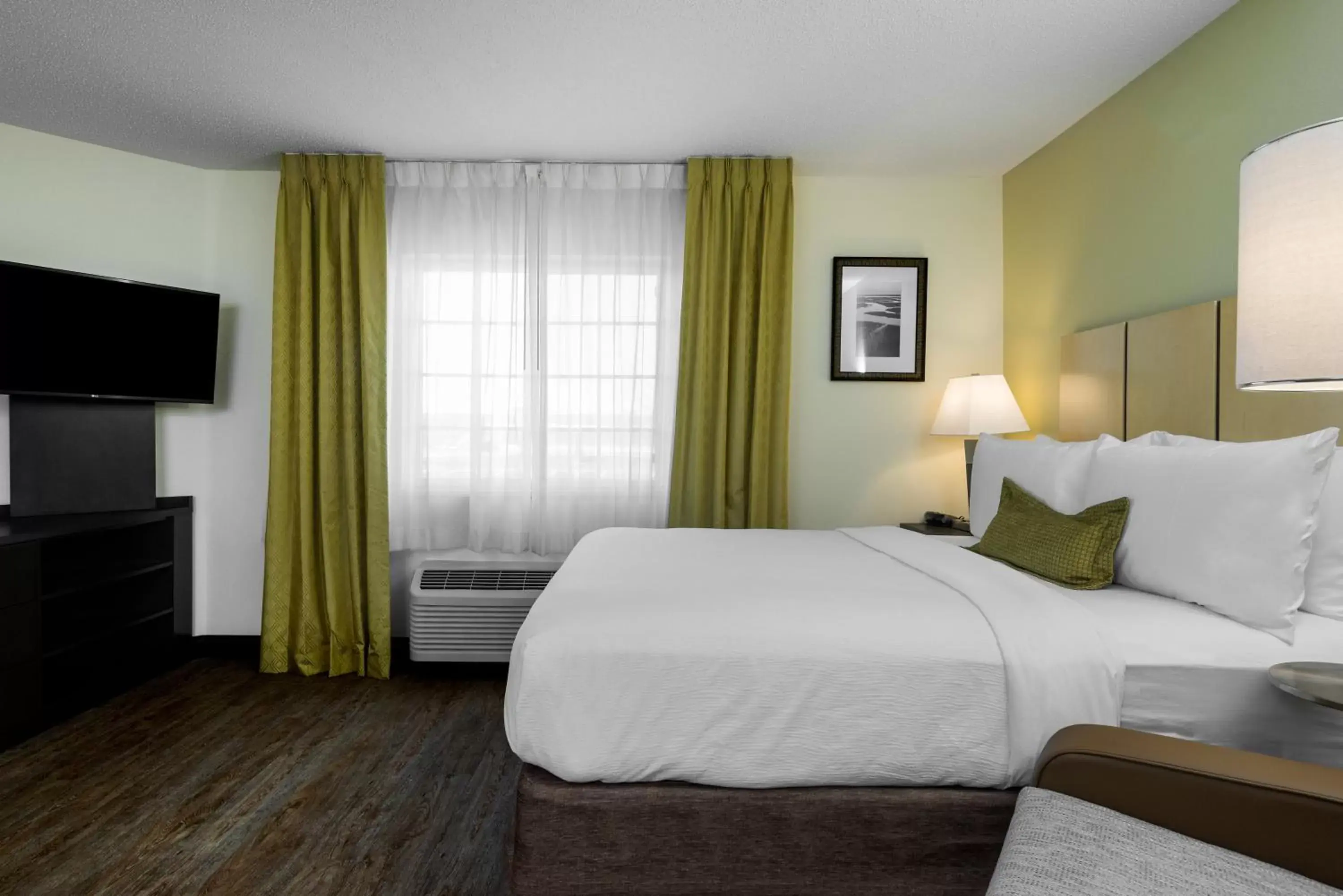 Photo of the whole room, Bed in Candlewood Suites Richmond West End Short Pump, an IHG Hotel