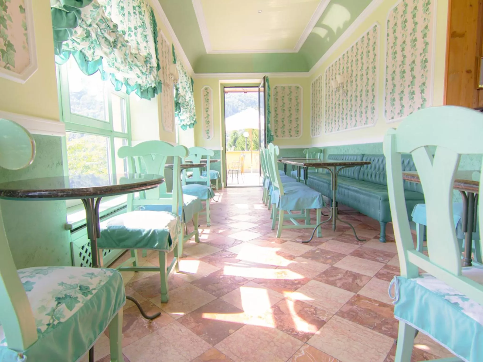 Restaurant/places to eat in Hotel Colonne