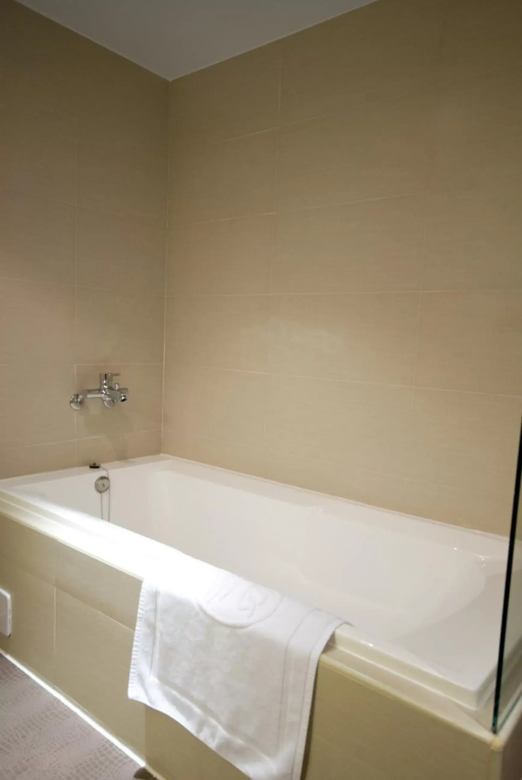 Hot Tub, Bathroom in The Riverside Hotel Esthetics