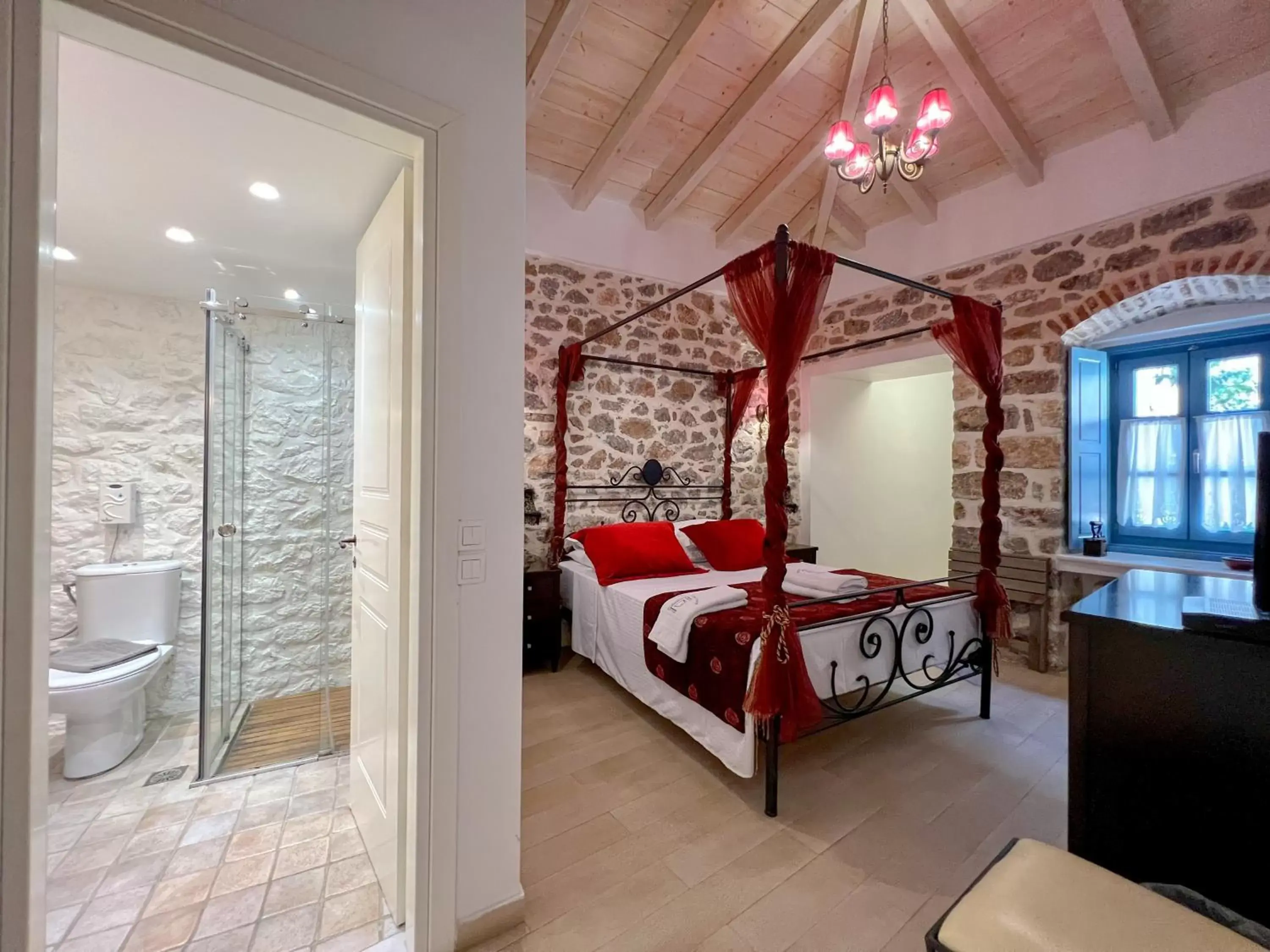 Bathroom, Seating Area in PortaDelMare deluxe suites