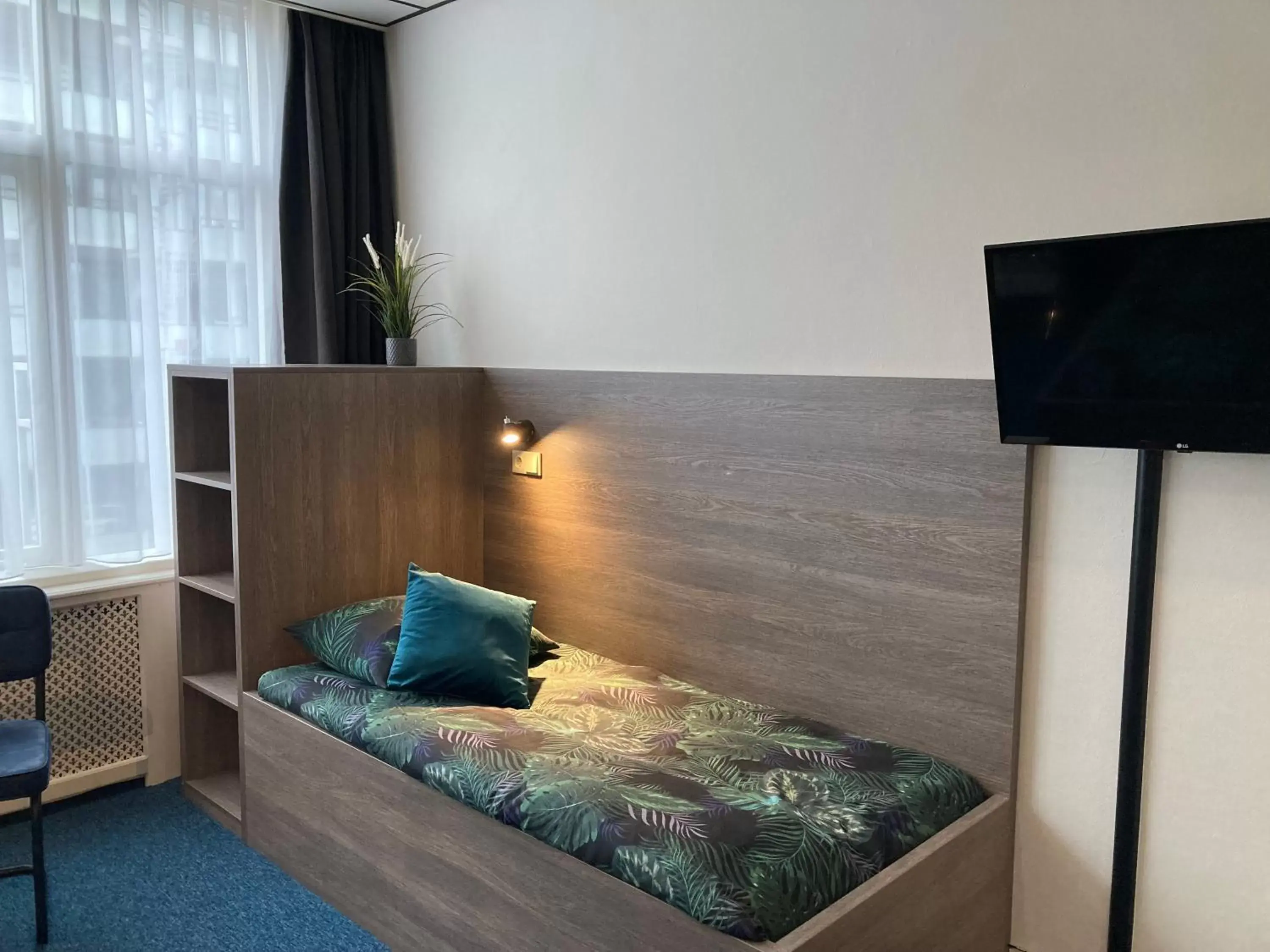 Bed, TV/Entertainment Center in Hotel Poseidon