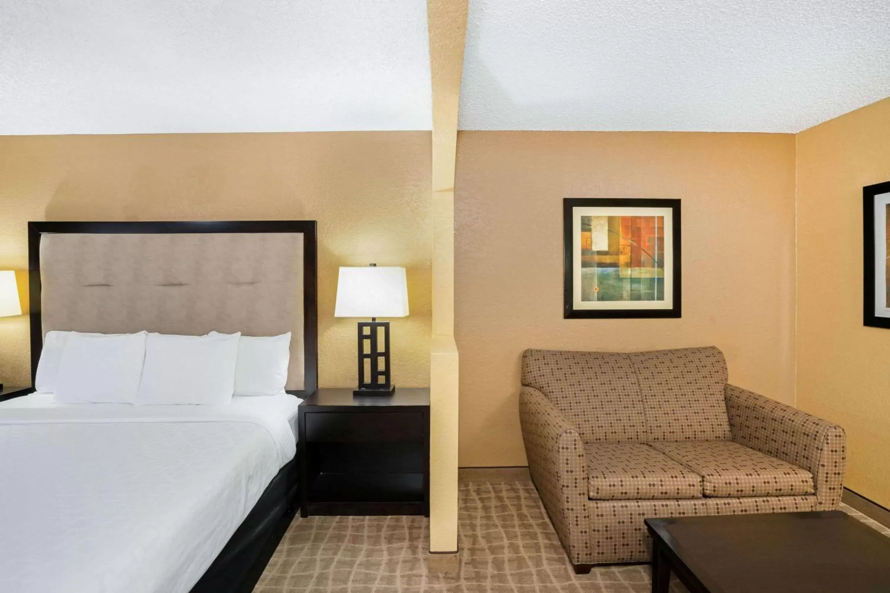 Photo of the whole room, Bed in La Quinta Inn & Suites by Wyndham Hot Springs