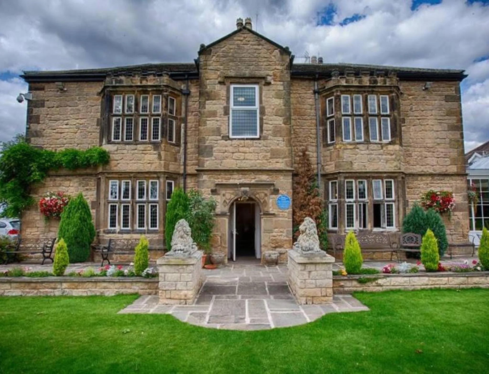 Facade/entrance in Rogerthorpe Manor Hotel