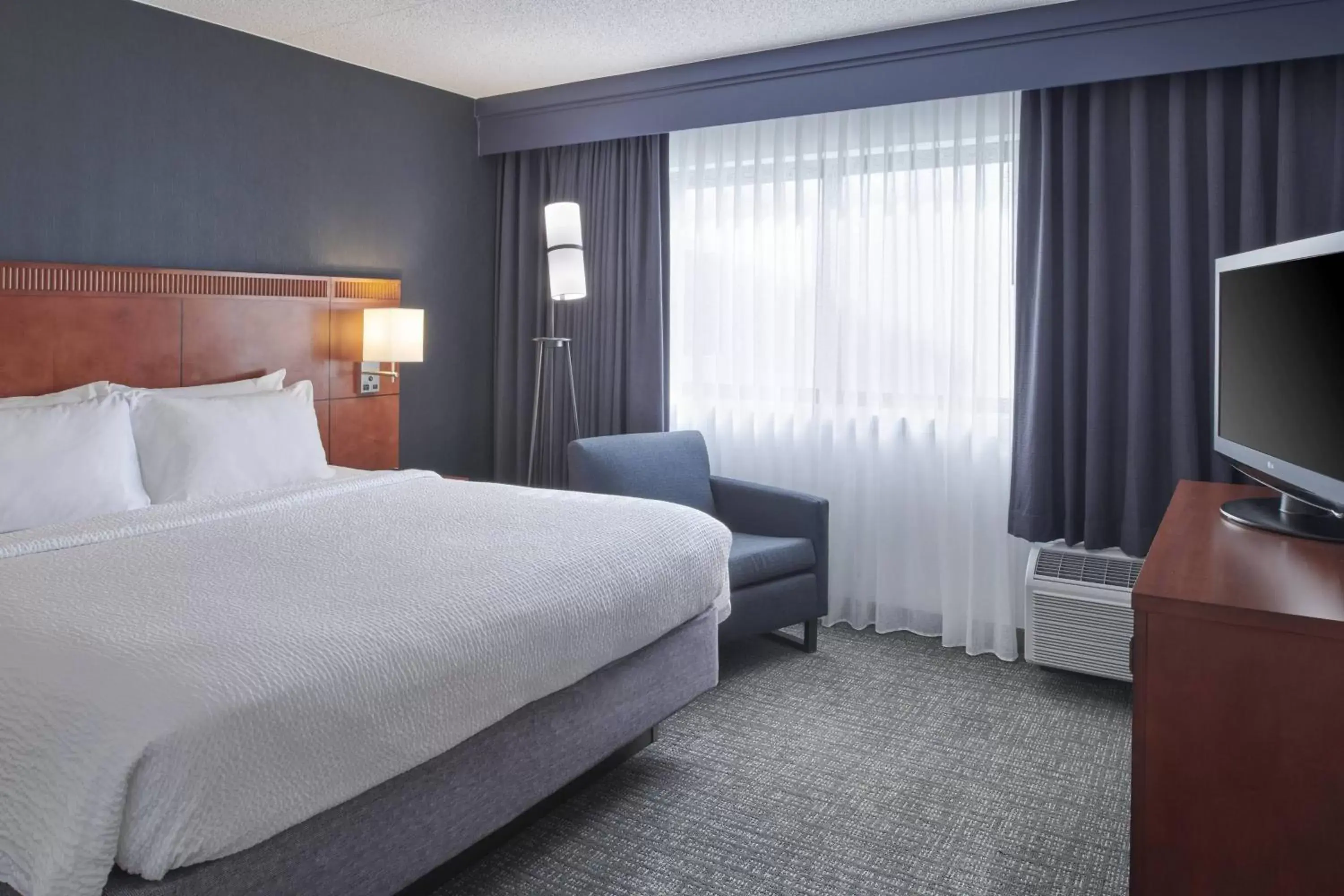 Bedroom, Bed in Courtyard by Marriott Detroit Troy