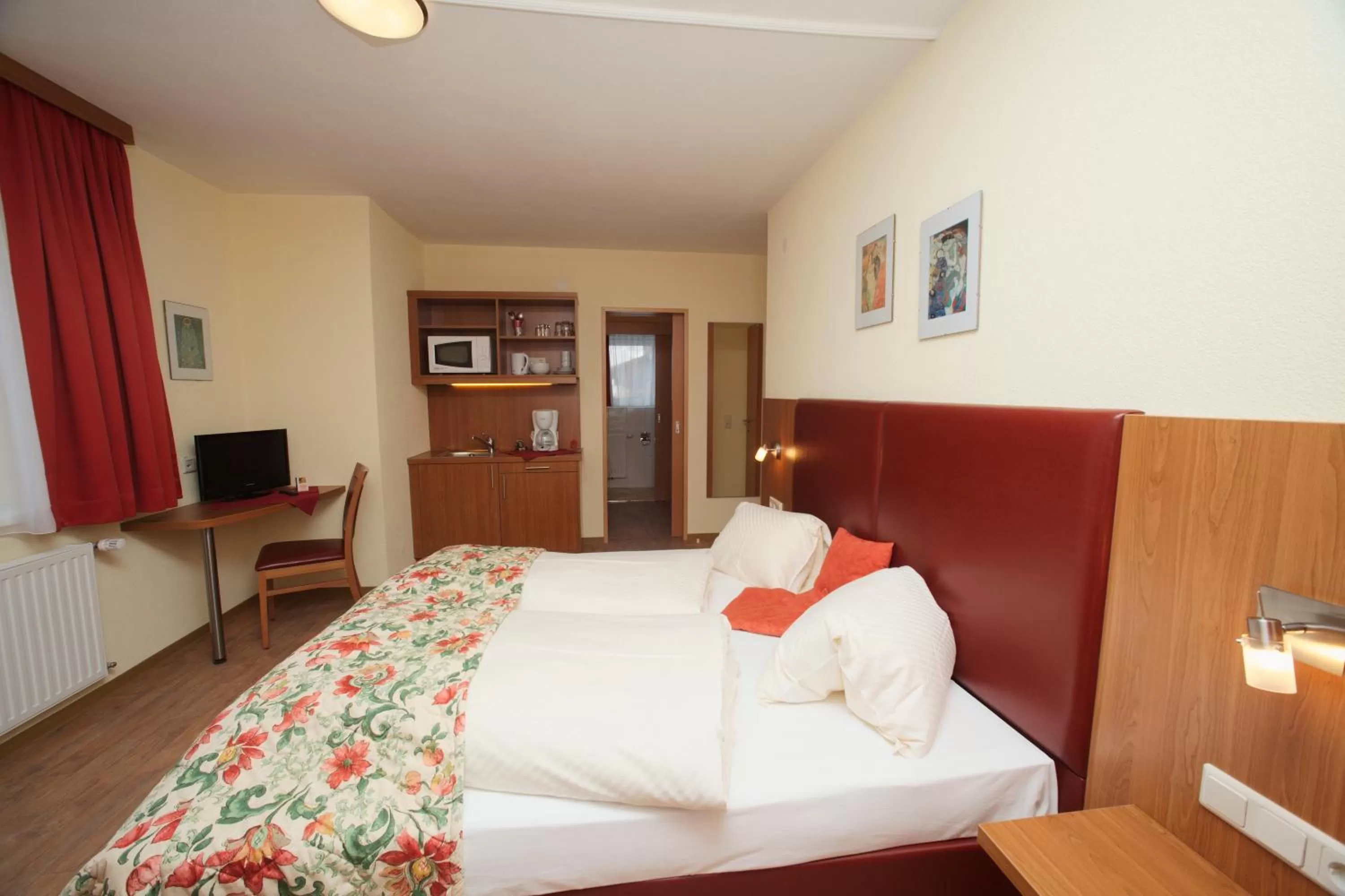 Bed in Mountain Motel