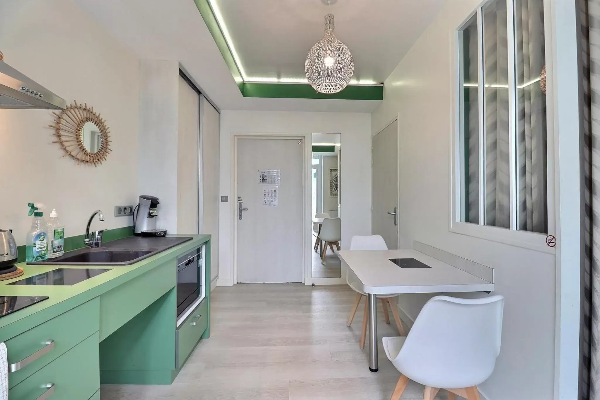 Dining area, Kitchen/Kitchenette in Garden Hotel Rennes Centre Gare