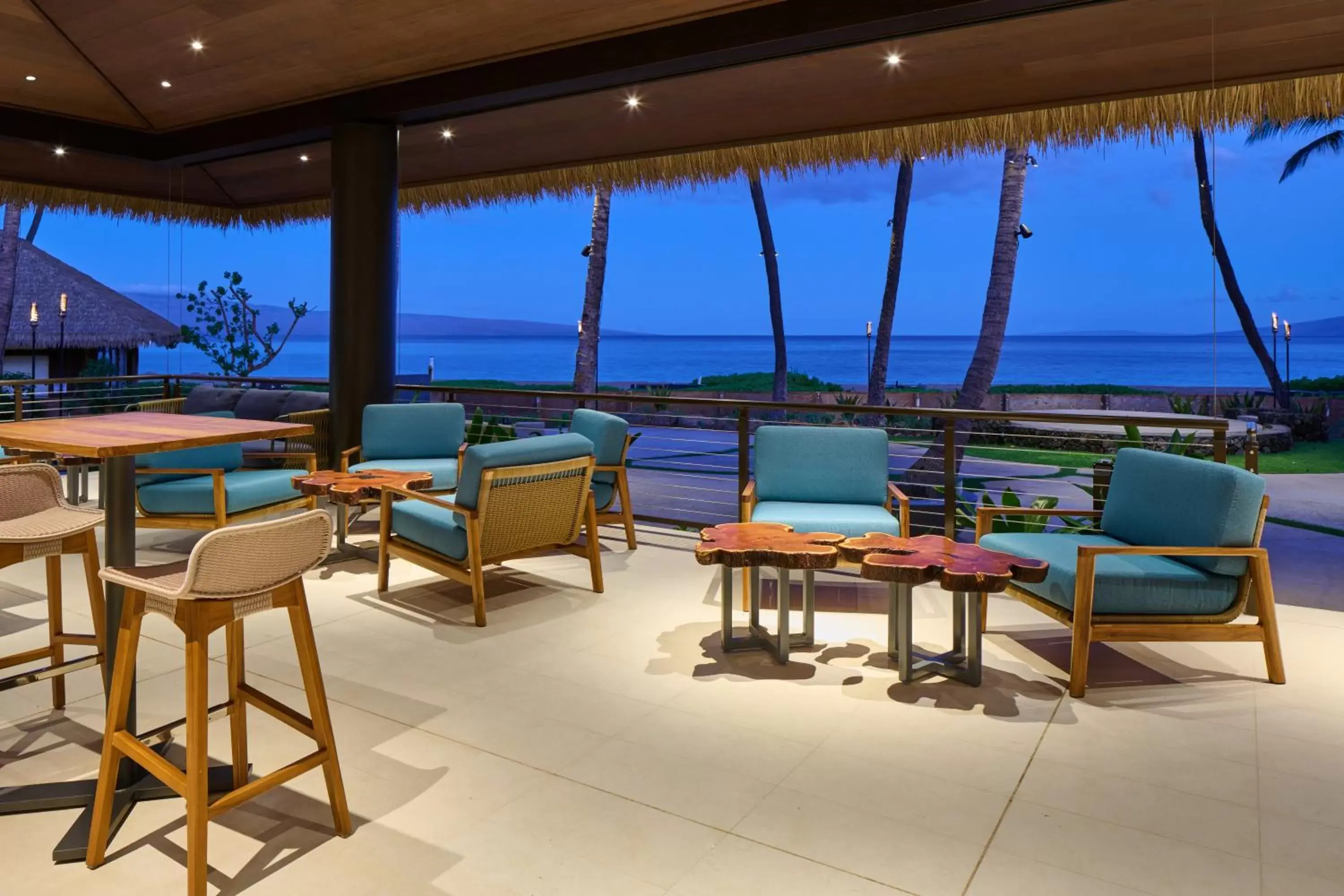 Lounge or bar in OUTRIGGER Kāʻanapali Beach Resort