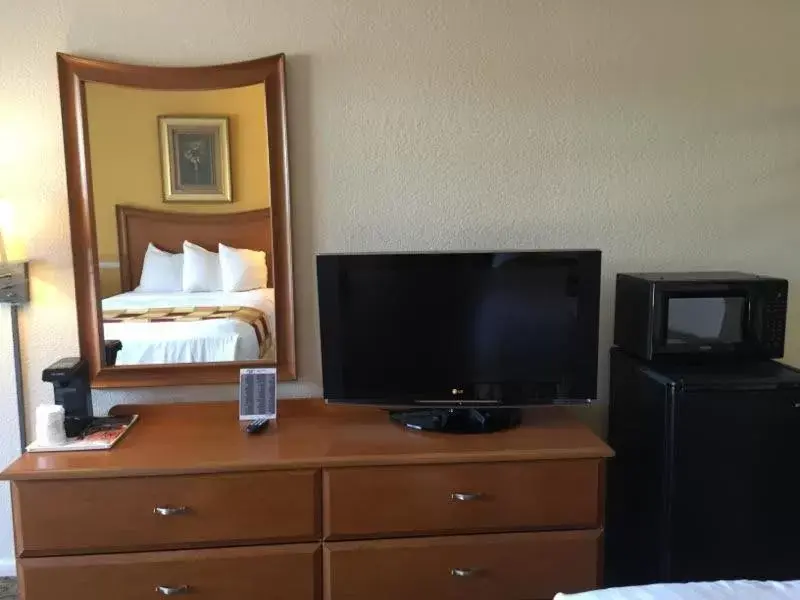 Bedroom, TV/Entertainment Center in Budget Inn Sanford International Airport