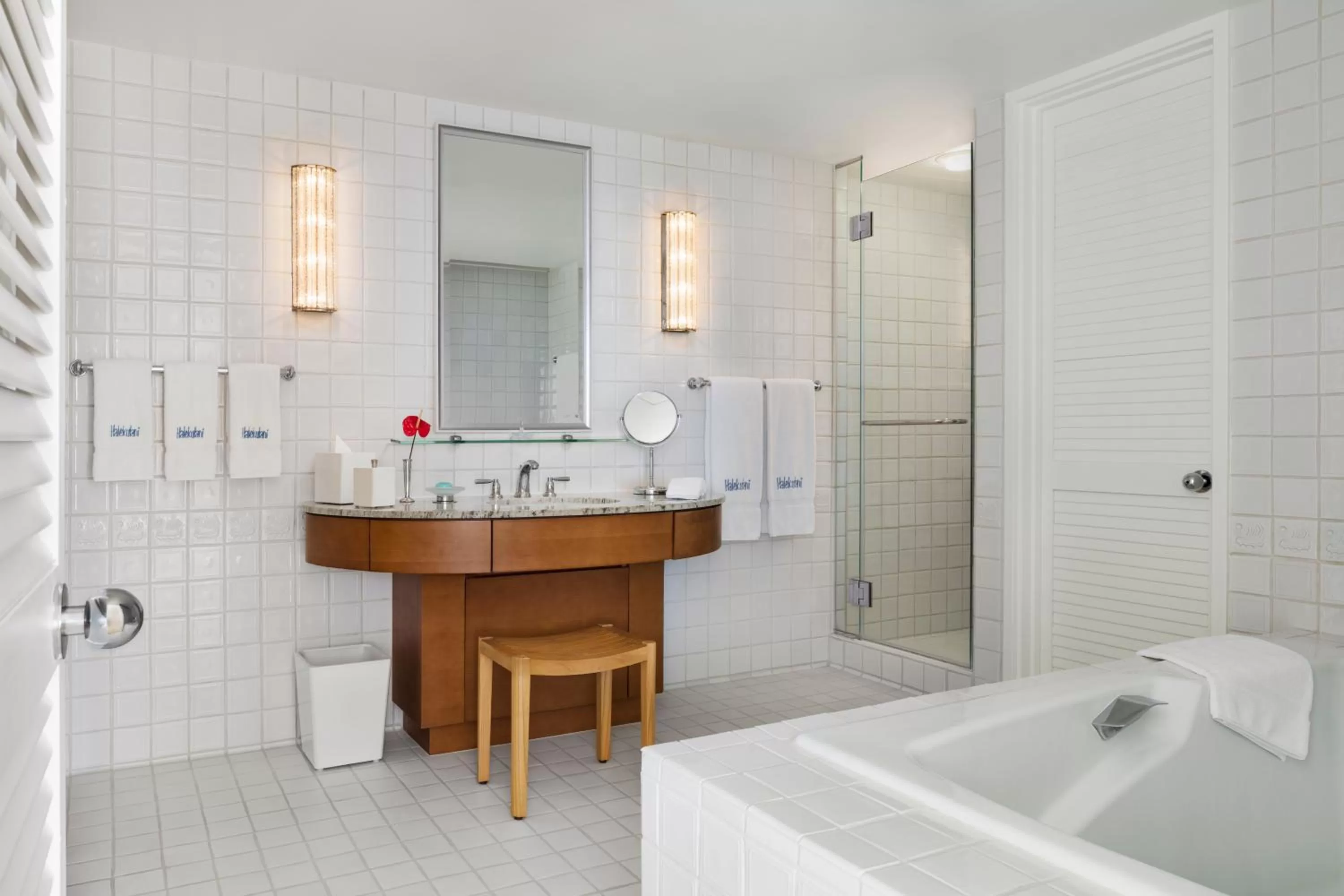 Shower in Halekulani - NO RESORT FEE