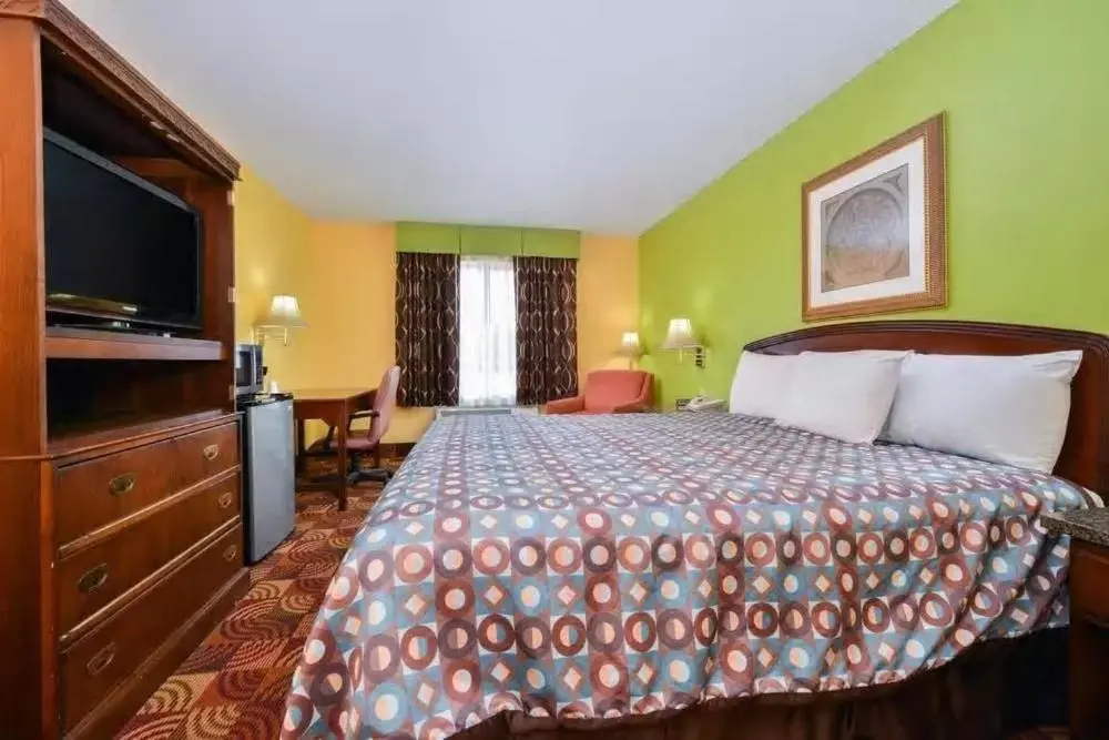 Bedroom, Bed in Super 8 by Wyndham Lake of the Ozarks