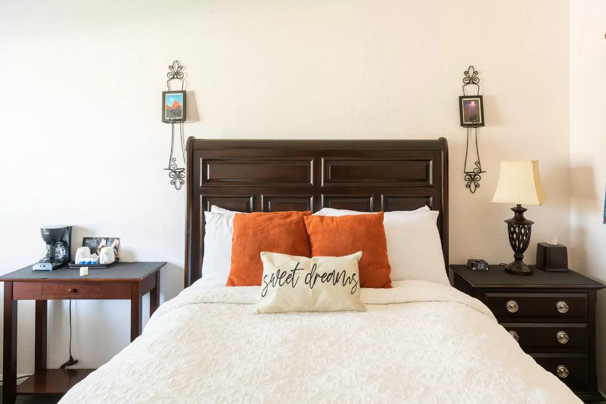 Deluxe Queen Room in Whispering Creek Bed & Breakfast Deluxe Queen Room in Whispering Creek Bed & Breakfast